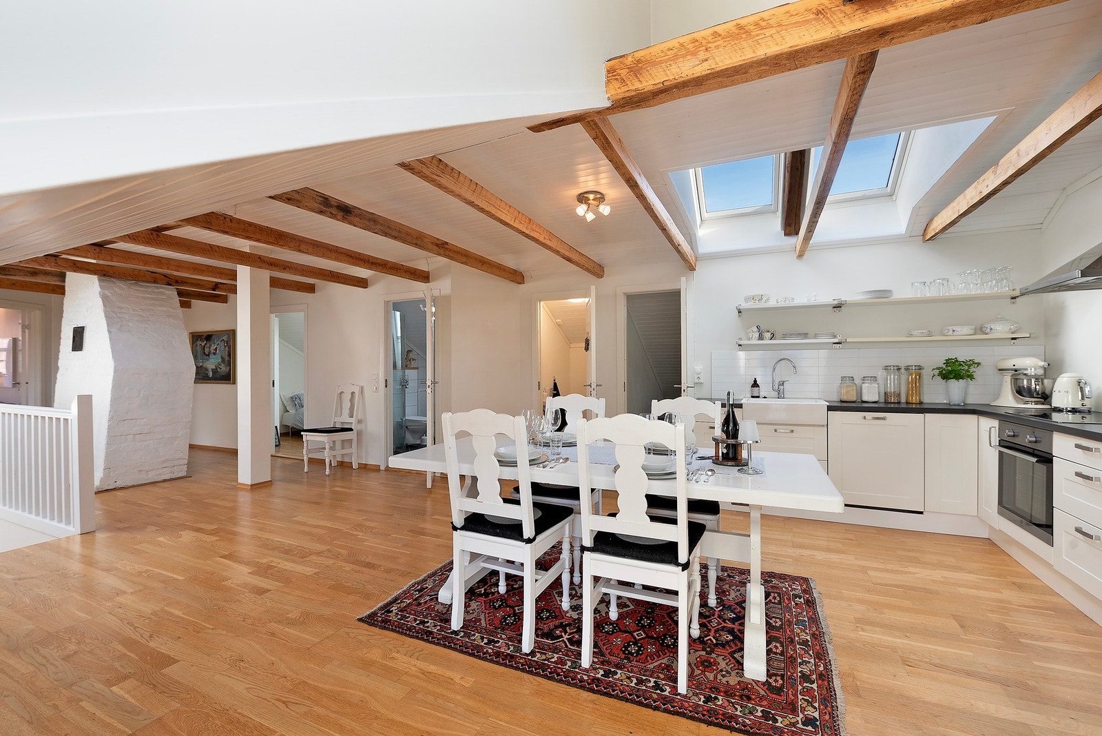 Spisestue i tilknytning til kjøkkenet Galleribilde