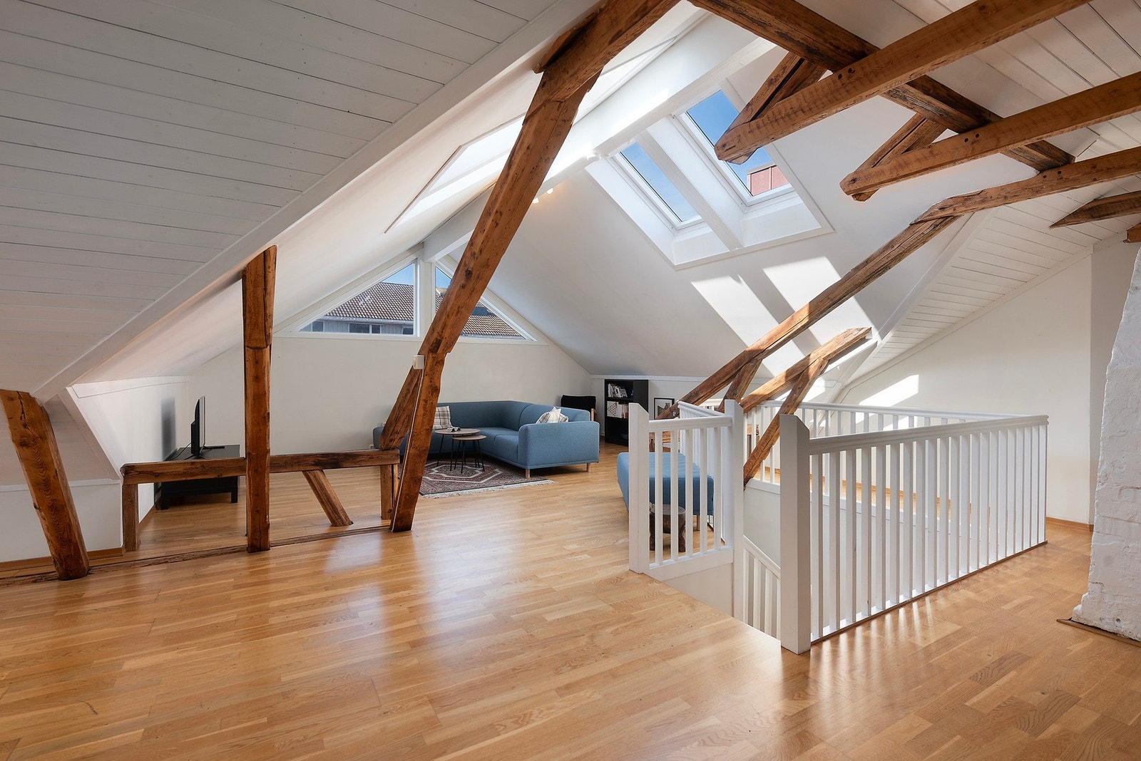 Åpen og luftig stue med lyse farger så du enkelt kan sette ditt eget preg og tilføre din egen stil Galleribilde