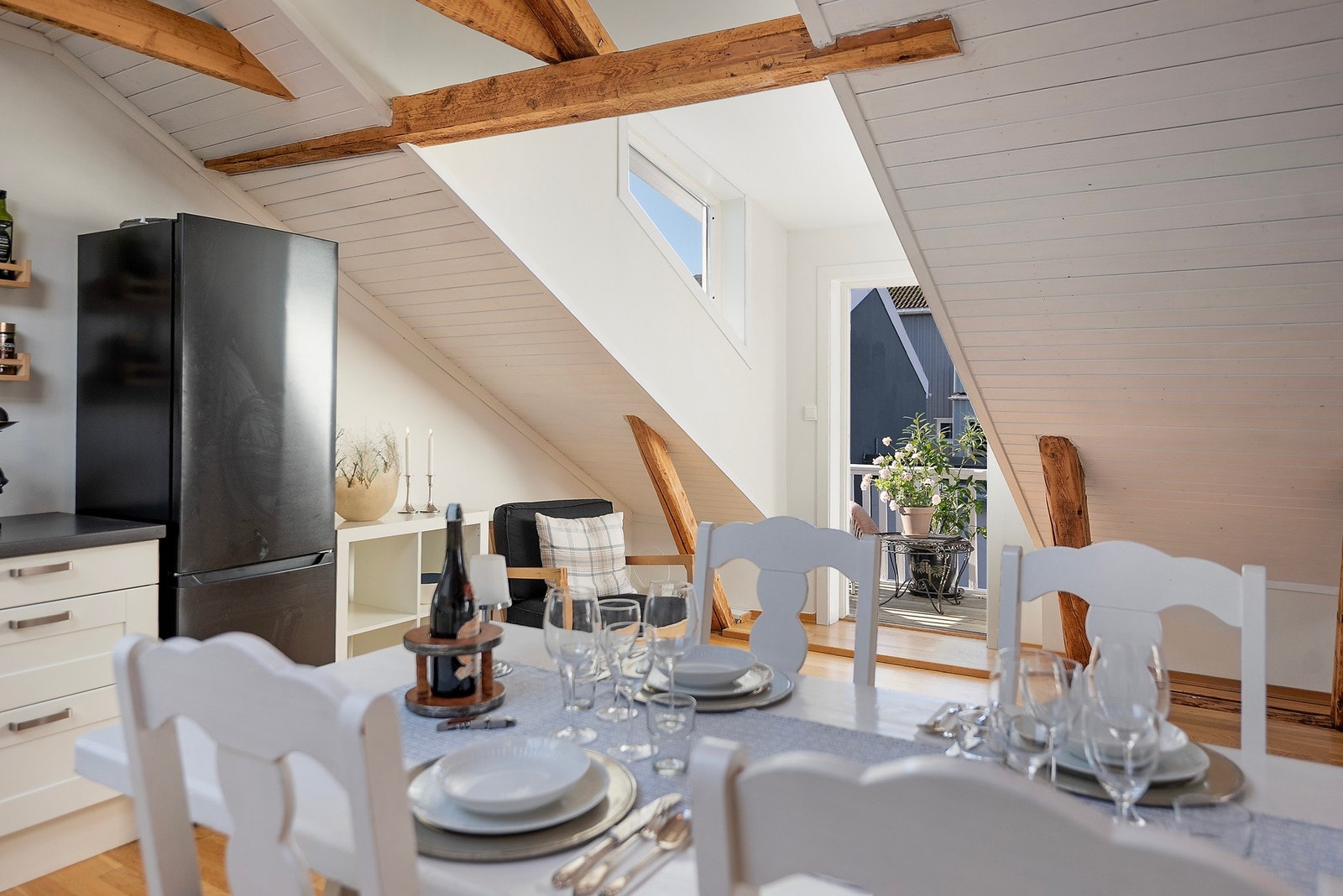 Selv med spisebord har man god plass og enkel adkomst til utendørs balkong Galleribilde