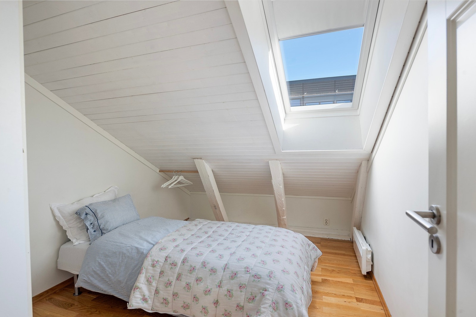 Disponibelt rom, her brukt som soverom med takvindu (ikke søkt godkjent) Galleribilde