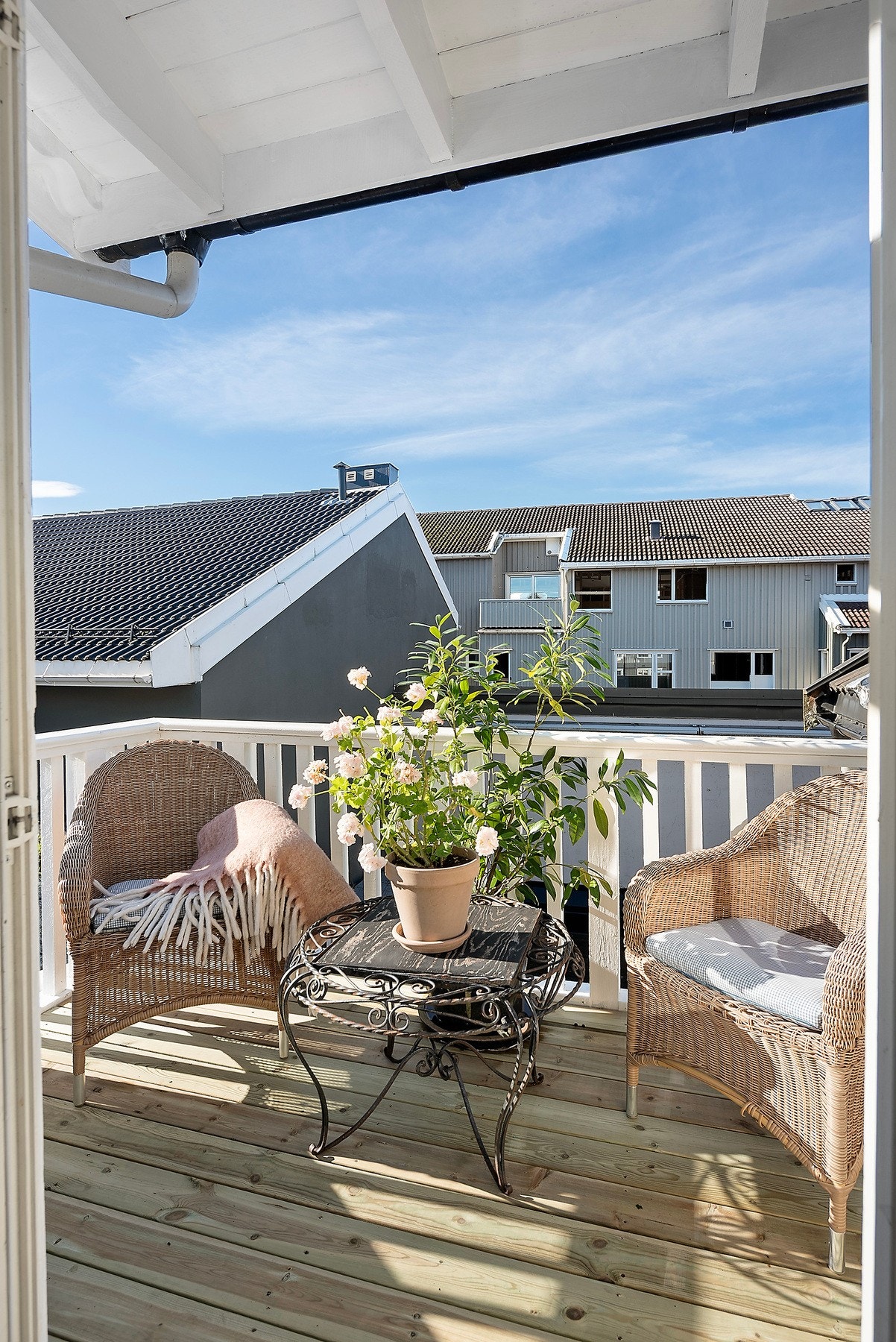 Her kan man nyte solen, samt god mat og drikke Galleribilde