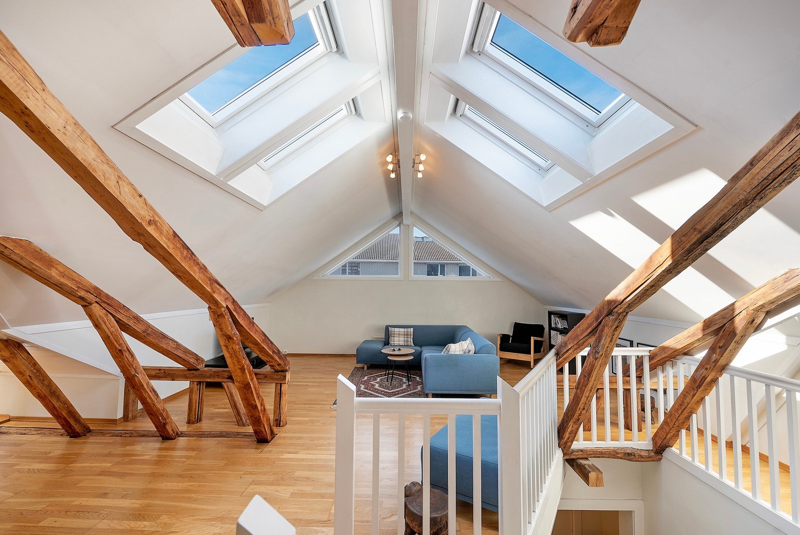 Stor stue og god takhøyde med vinduer som slipper inn godt med dagslys Galleribilde
