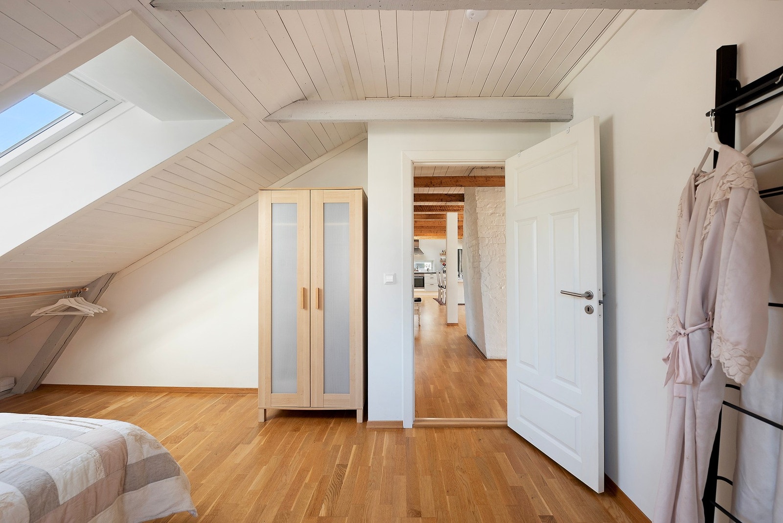 Soverom med takvindu og skråtak - lyst, romslig og med god atmosfære Galleribilde