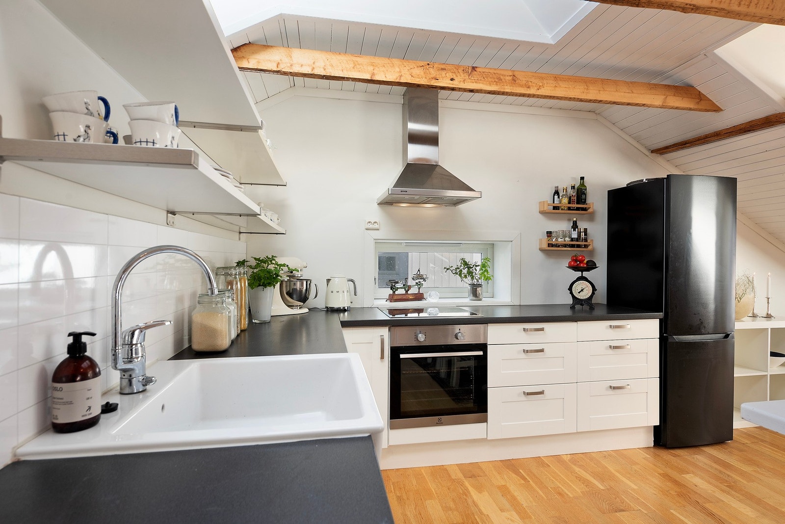 På kjøkkenet er det integrert oppvaskmaskin, platetopp og stekeovn, samt plass til frittstående kjøleskap Galleribilde