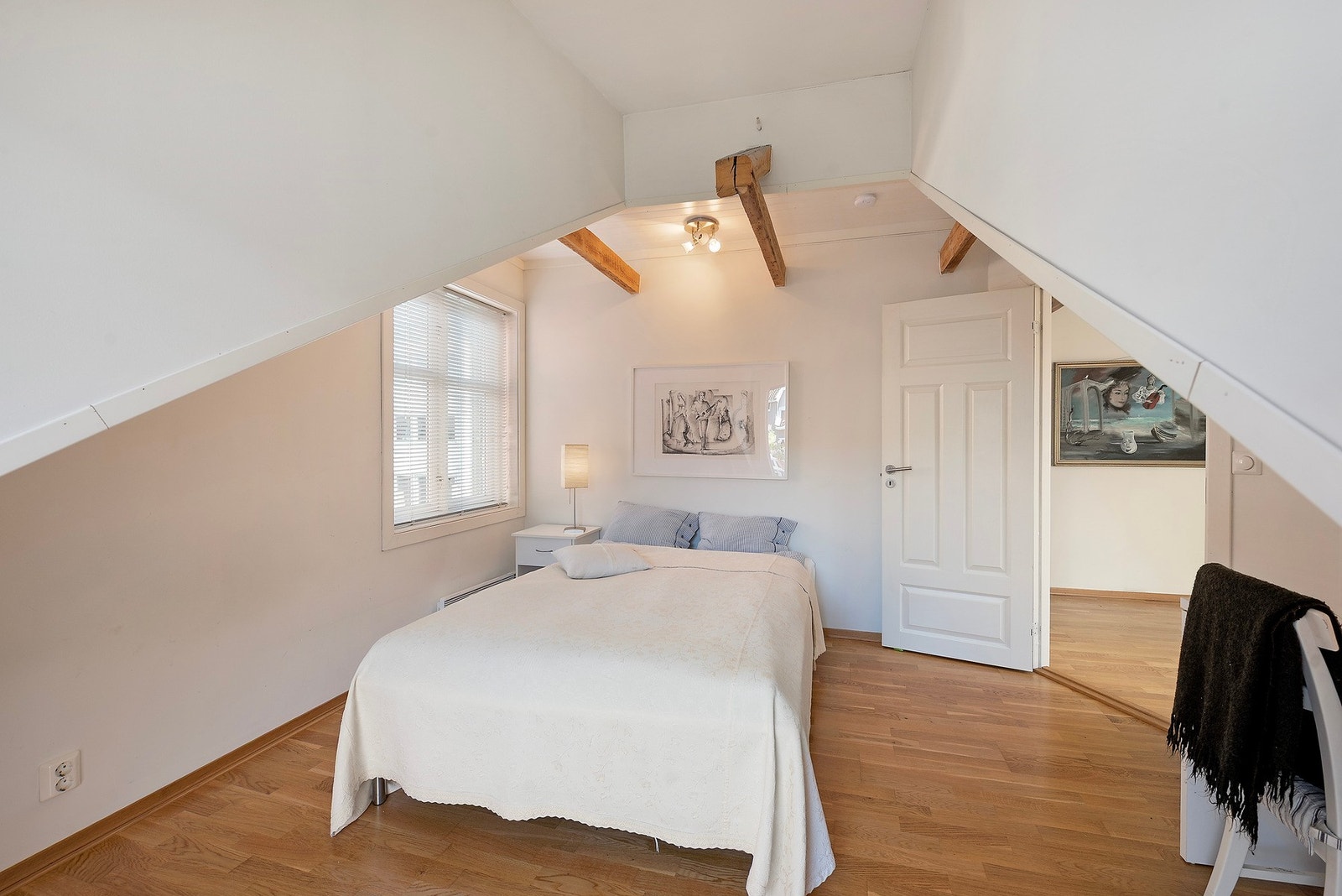 Soverom med plass til dobbeltseng og oppbevaring - et rolig og behagelig rom Galleribilde