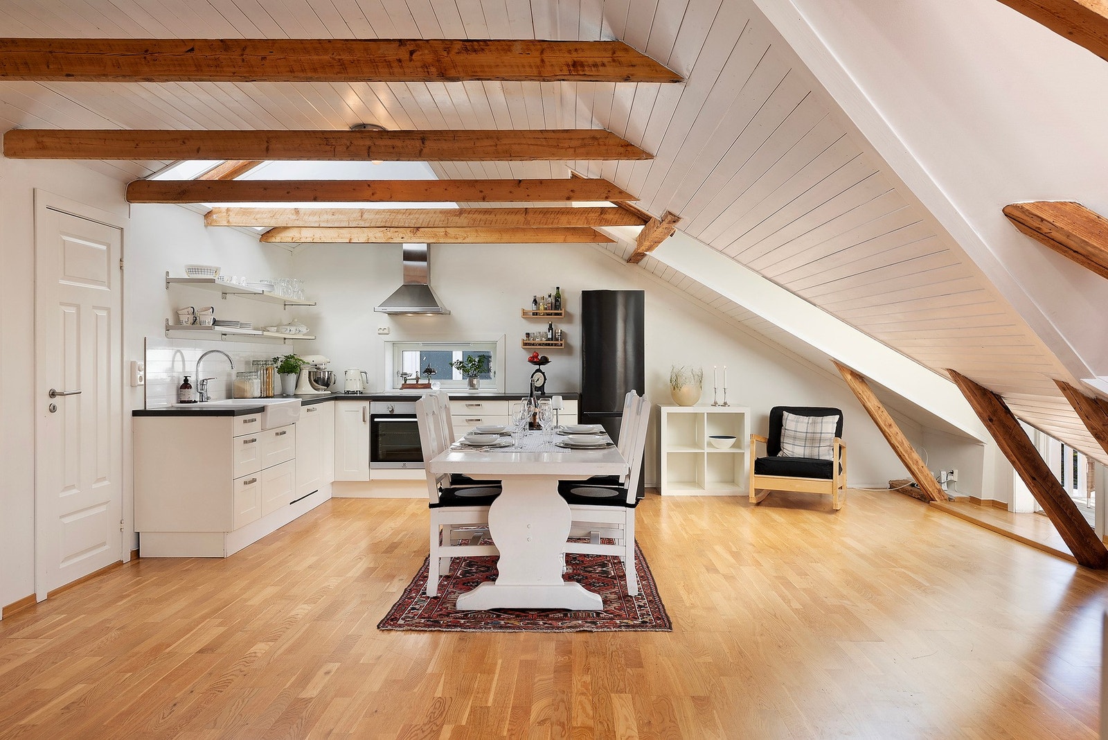 Helhetsbilde av kjøkkenet og spisestuen Galleribilde