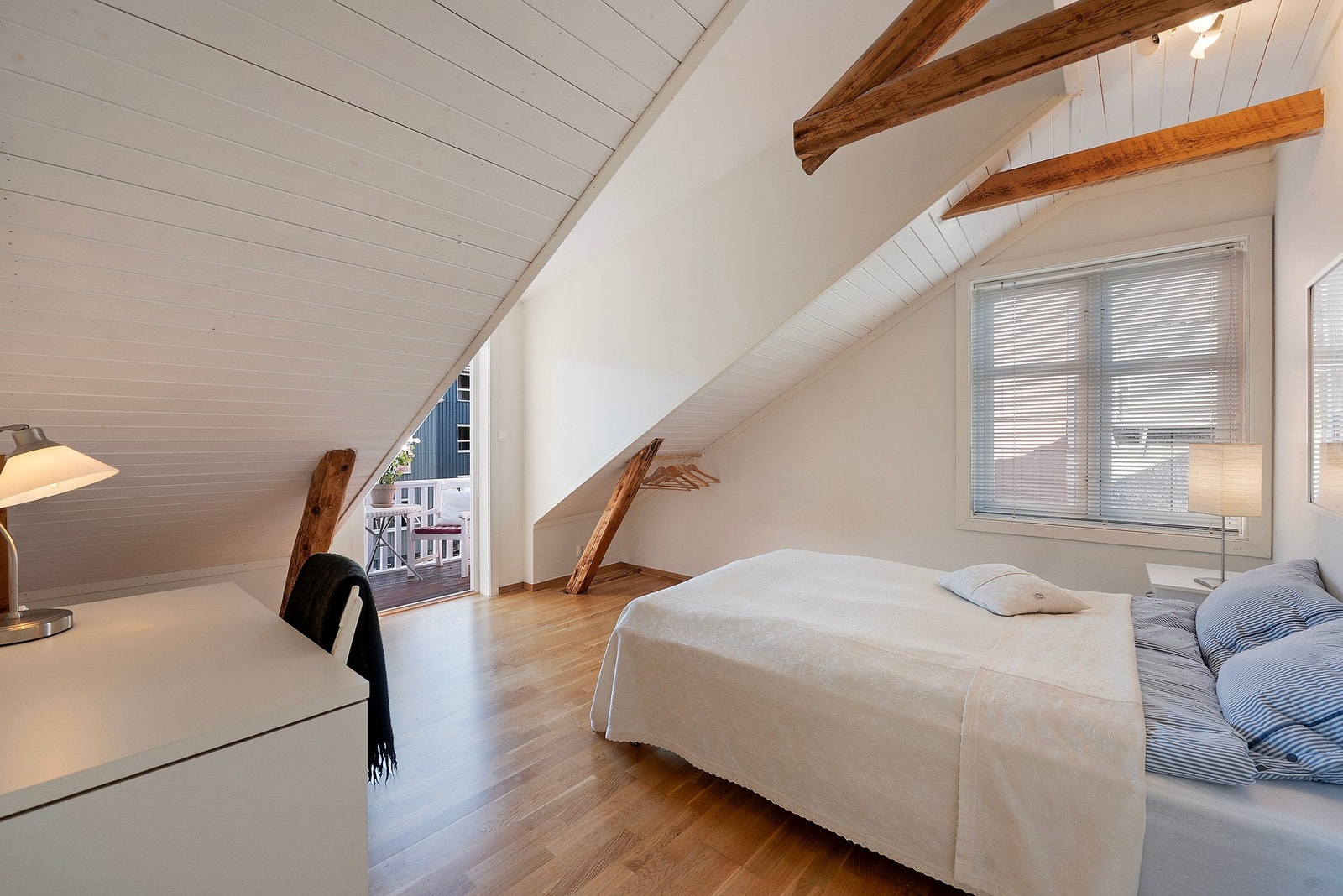 Herfra har man adkomst ut til balkong som vender seg mot bakgården Galleribilde