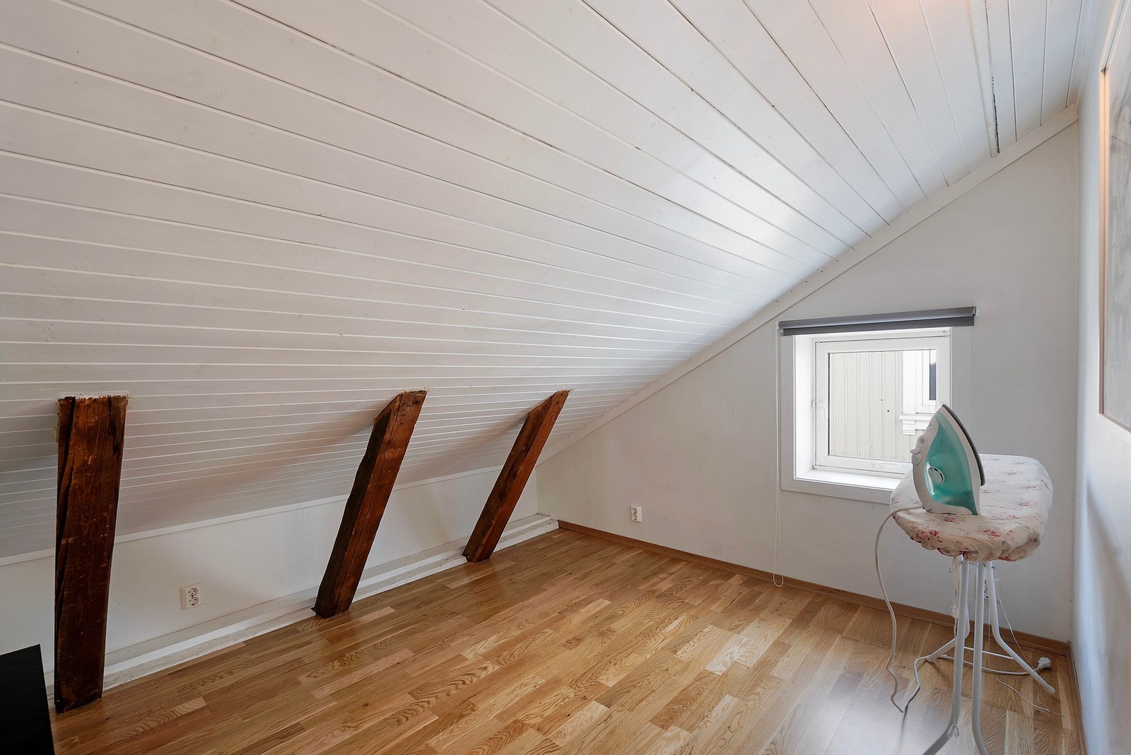 Fleksibelt rom som kan brukes til bod, garderobe, kontor eller hobbyrom - alt etter behov Galleribilde