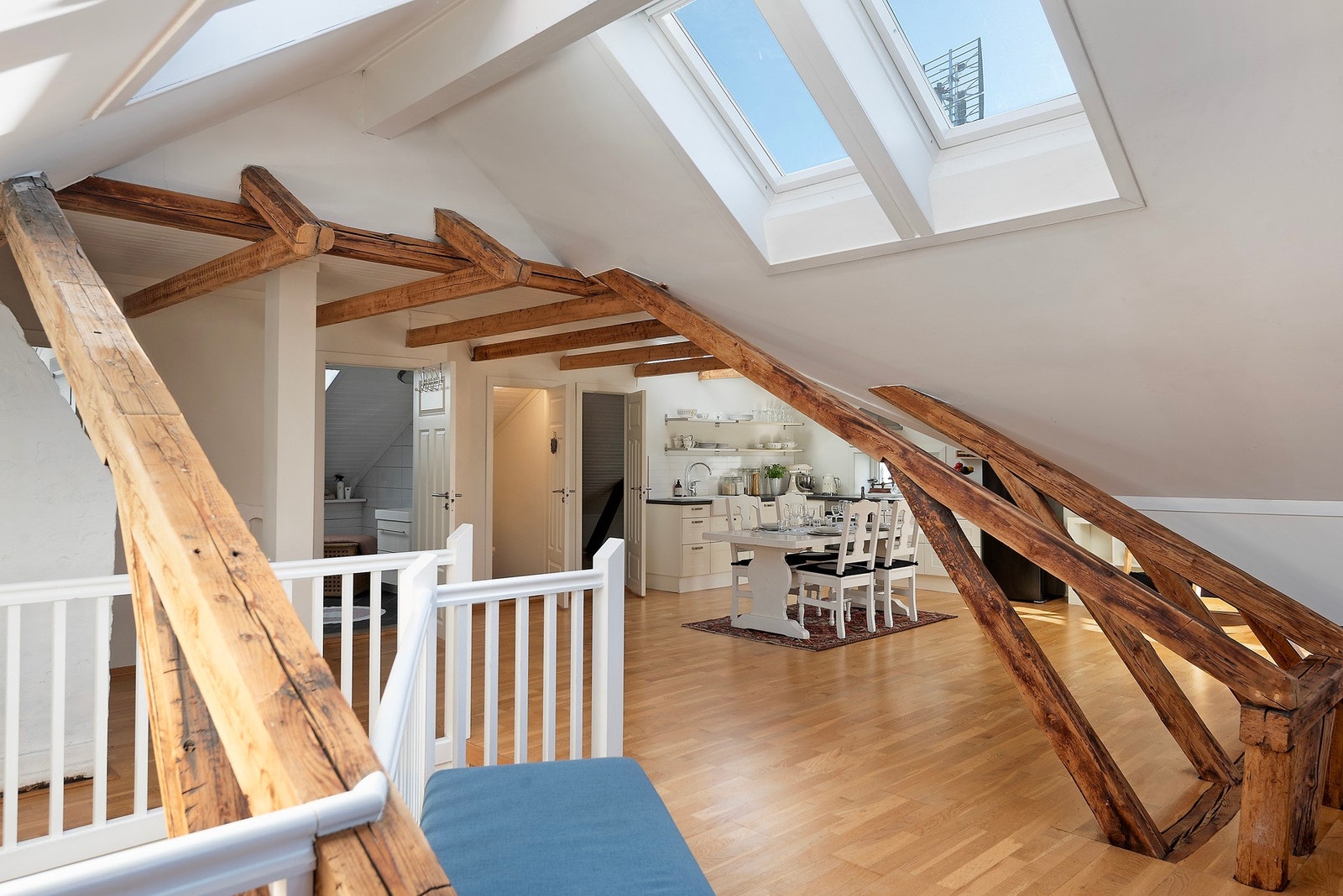 Åpen løsning mot spisestuen og kjøkkenet Galleribilde