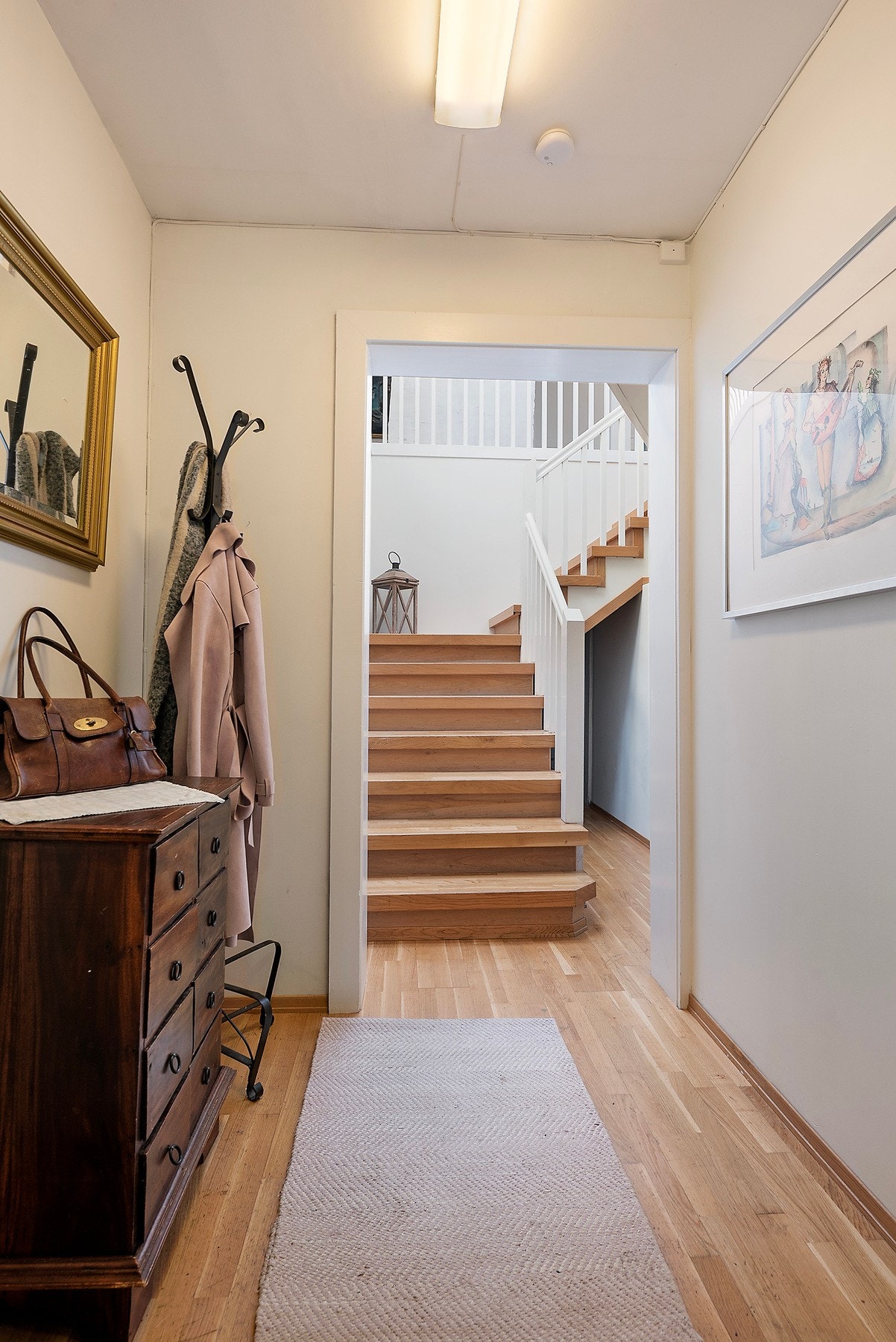 Entré som leder deg videre til stuen - her kan du legge fra deg yttertøy og sko Galleribilde