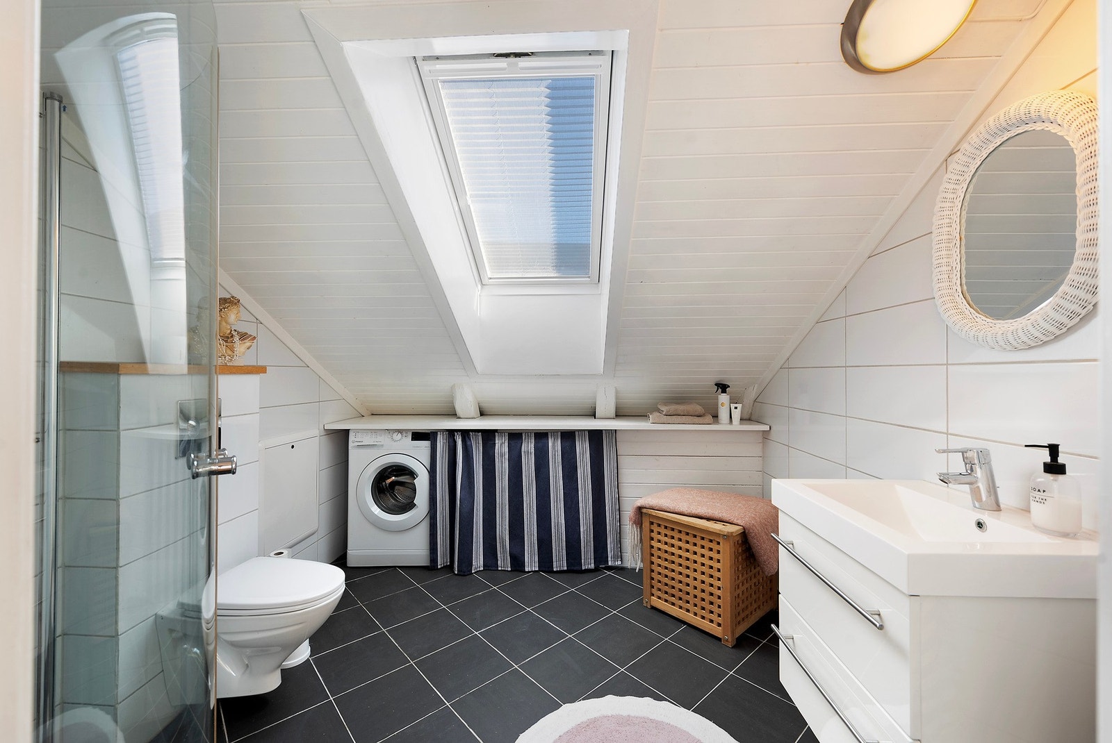 Bad med flislagte overflater og moderne innredning Galleribilde