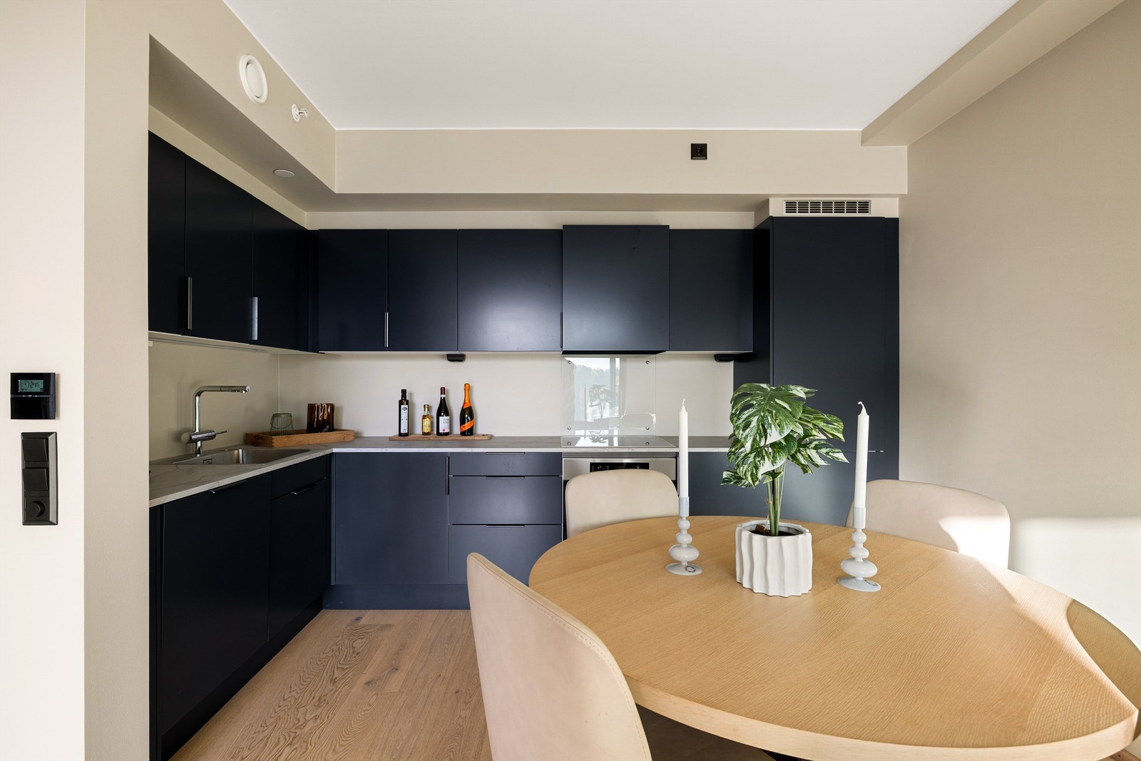 Kjøkkeninnredningen er en stilsikker kvalitetsløsning fra Sigdal som også fyller rollen som et lekkert møbel. Galleribilde