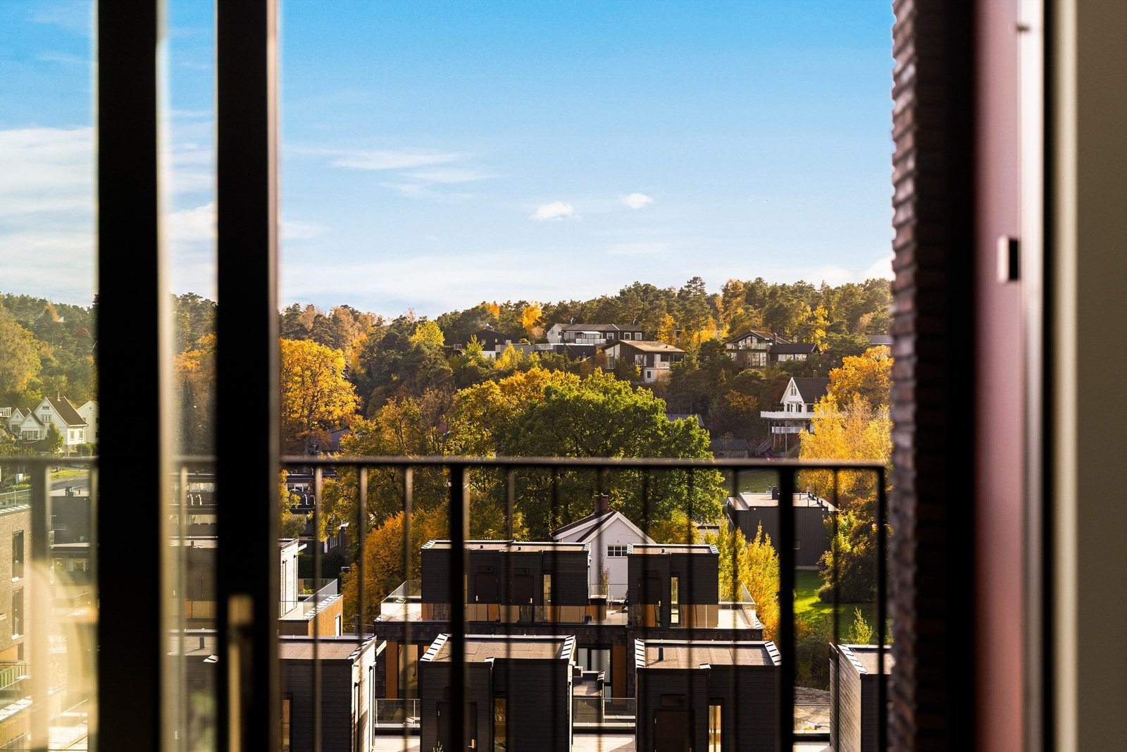 I stuen sees like fin utsikt som ute, til et landskap som skifter i takt med årstidene. Innsyn er det i praksis ikke. Galleribilde