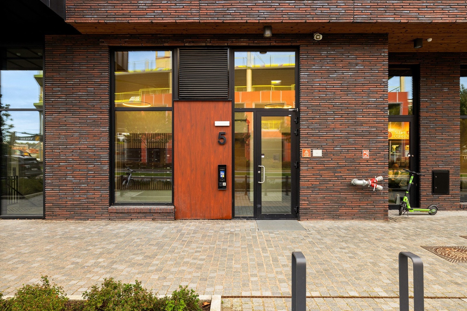 Hovedinngangen mot Jens Wilhelmsens gate har porttelefon som betjenes fra leilighetens entré. Galleribilde