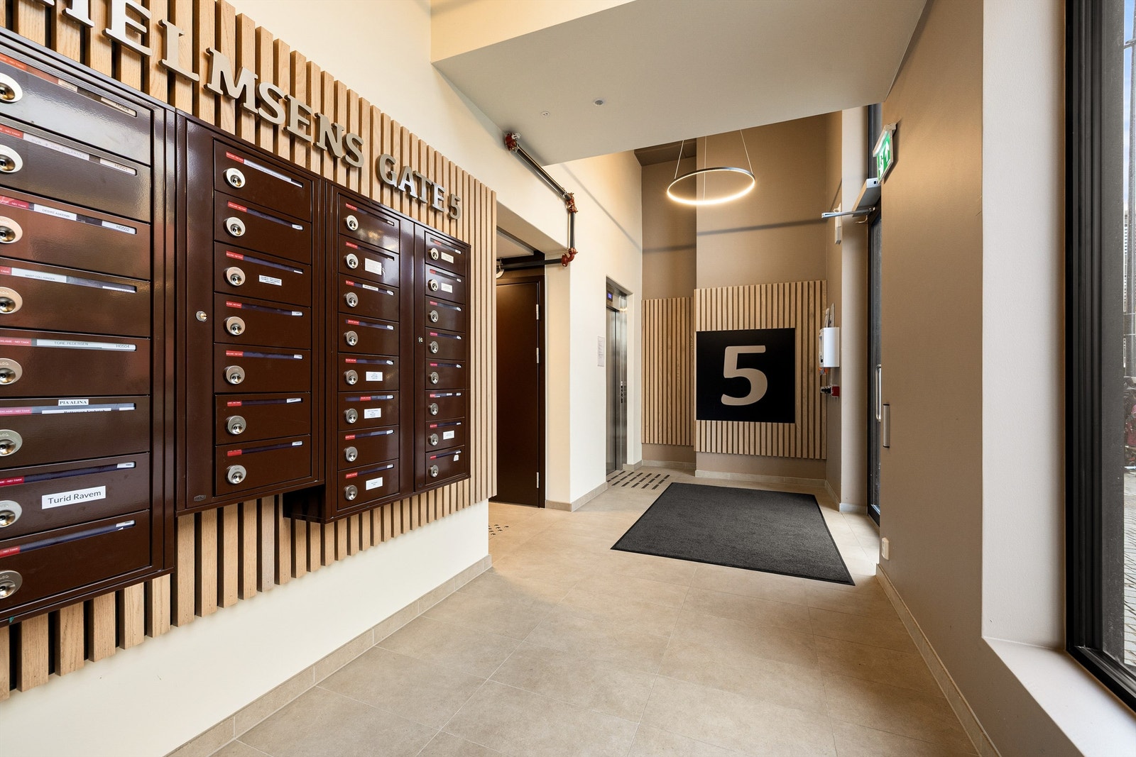 Heis besørger komfortabel adkomst til leilighetens etasje og alle de øvrige, underetasjen inkludert. Galleribilde