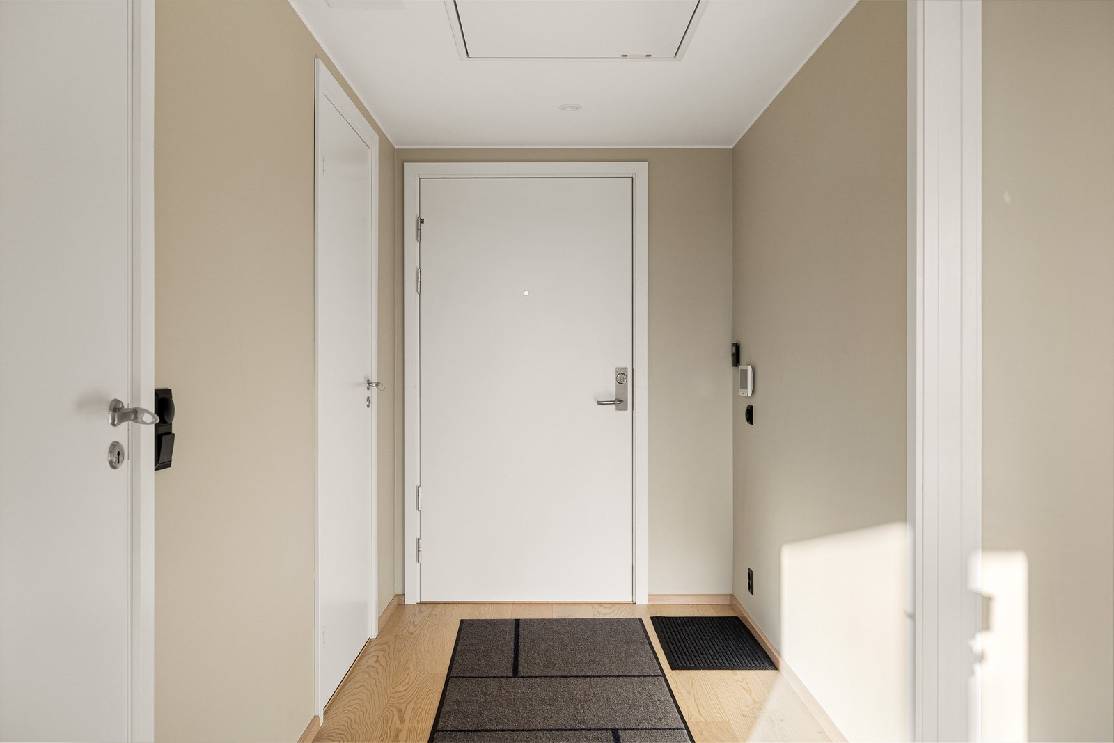 Teknisk rom på ca. 3 kvm. ved entreen fungerer også som bod. Galleribilde