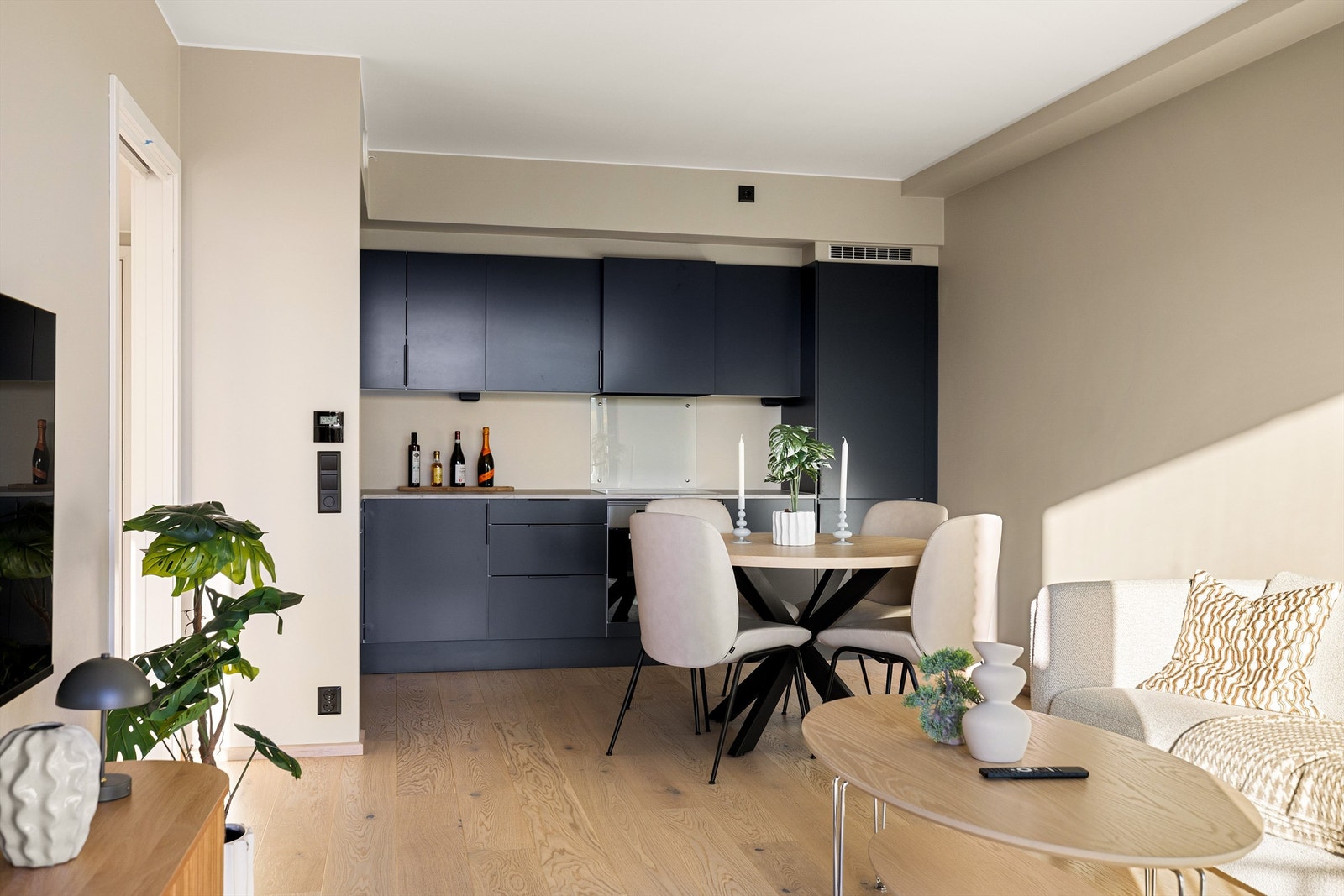 Stuen, badet og entreen har vannbåren gulvvarme som sikrer stabil innetemperatur og ikke minst lavt strømforbruk. Galleribilde