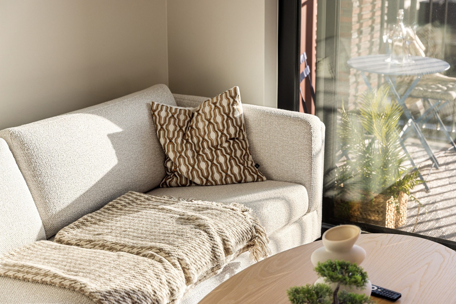 Store vinduer vendt mot syd-vest gir gode lysforhold i stuen, hele dagen. Galleribilde