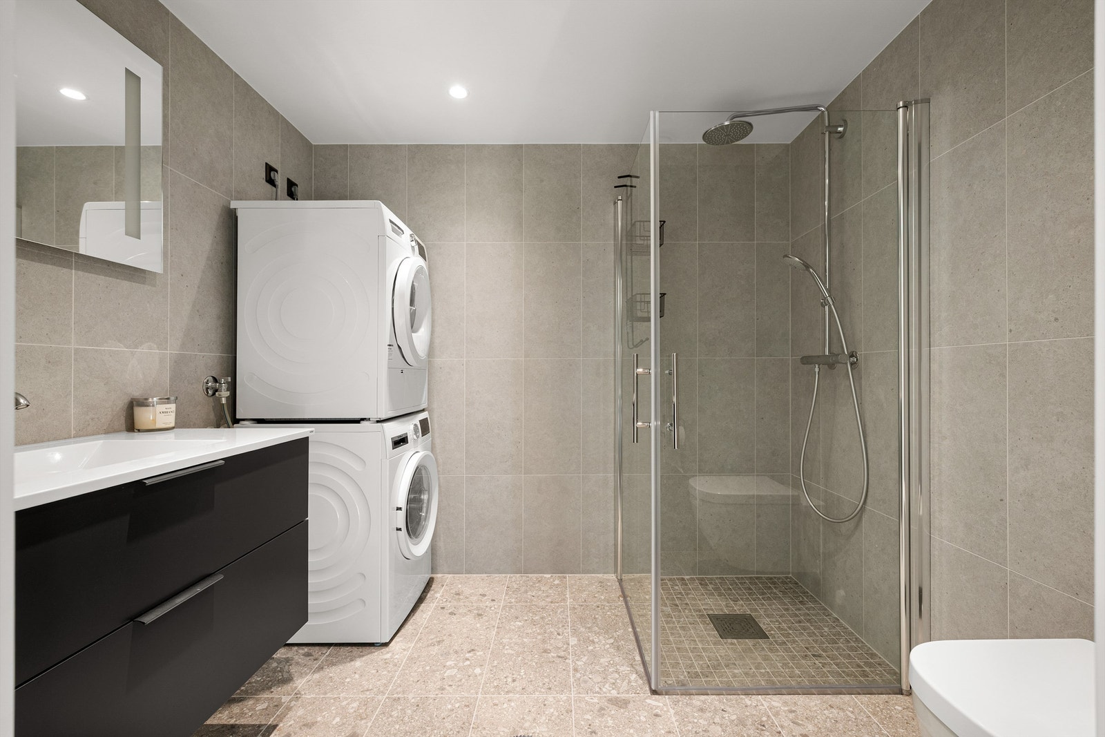 På badet prydes gulvet av tidsriktige terrazzofliser. Spotter innfelt i himlingen kan dimmes til foretrukket styrke og stemning. Galleribilde