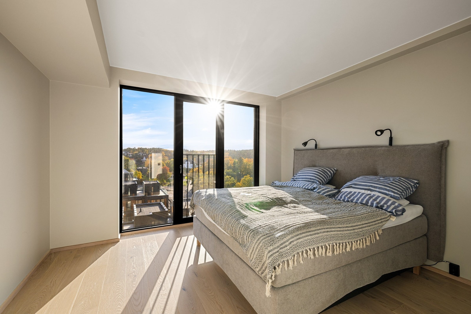 Utsikten til åsene på nordre Kråkerøy er et flott skue både å sovne og våkne til. Ett vindu kan åpnes mot fransk balkong når du vil slippe sommerbrisen inn. Galleribilde