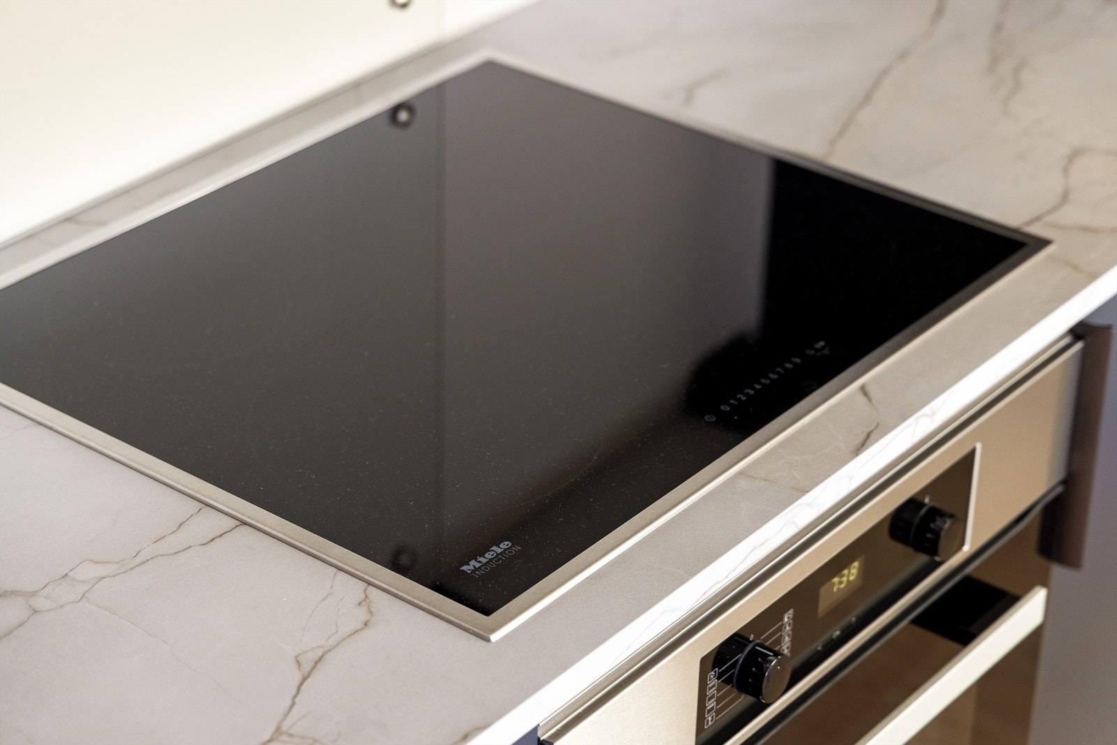 Med integrerte hvitevarer som alle medfølger er kjøkkenet klart til bruk. Galleribilde