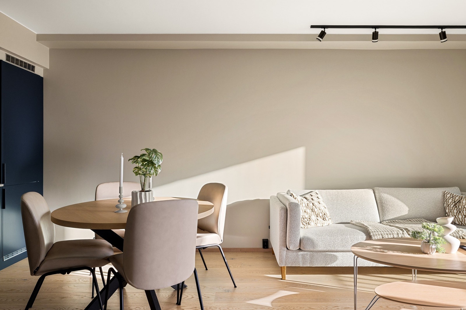 Likt fargevalg i alle rom utenom badet fremmer et helhetlig uttrykk. Galleribilde