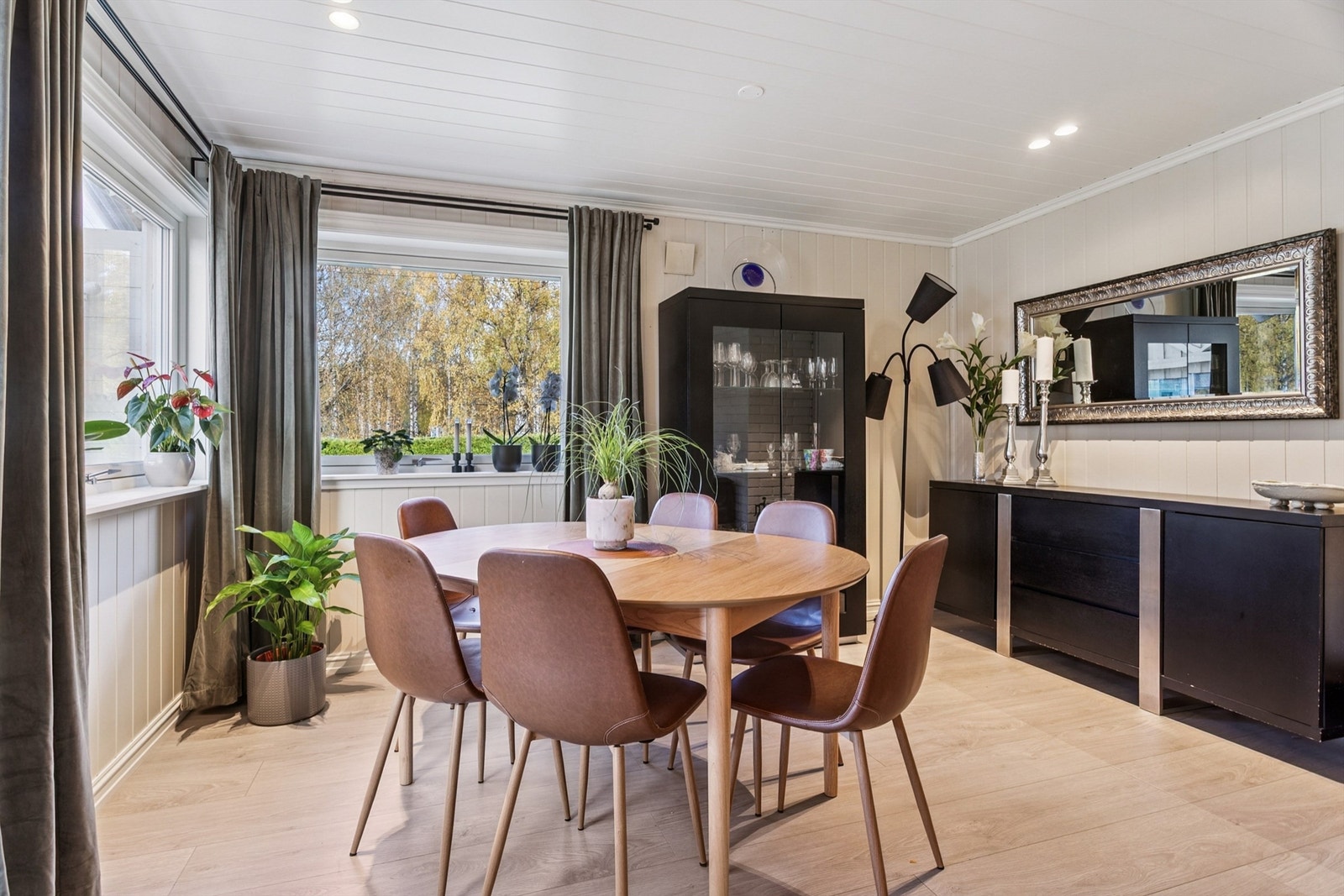 I tilknytning til stuen er det en naturlig plass for en romslig spisegruppe. Galleribilde