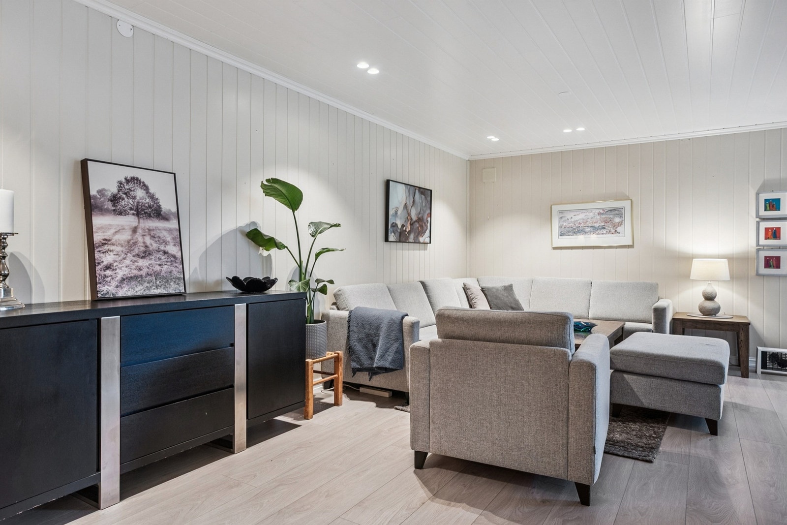 Stuen er et romslig og lyst samlingspunkt med god plass til en større sofagruppe. Galleribilde