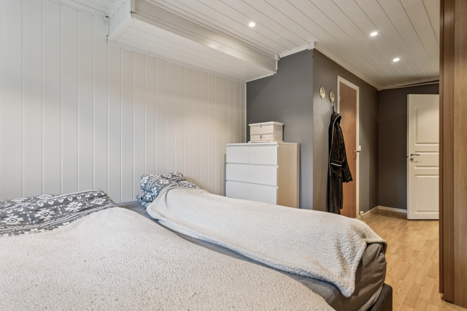 Soverommet i kjelleren fikk nytt vindu i 2017 og gir en ekstra, fleksibel soveplass. Galleribilde