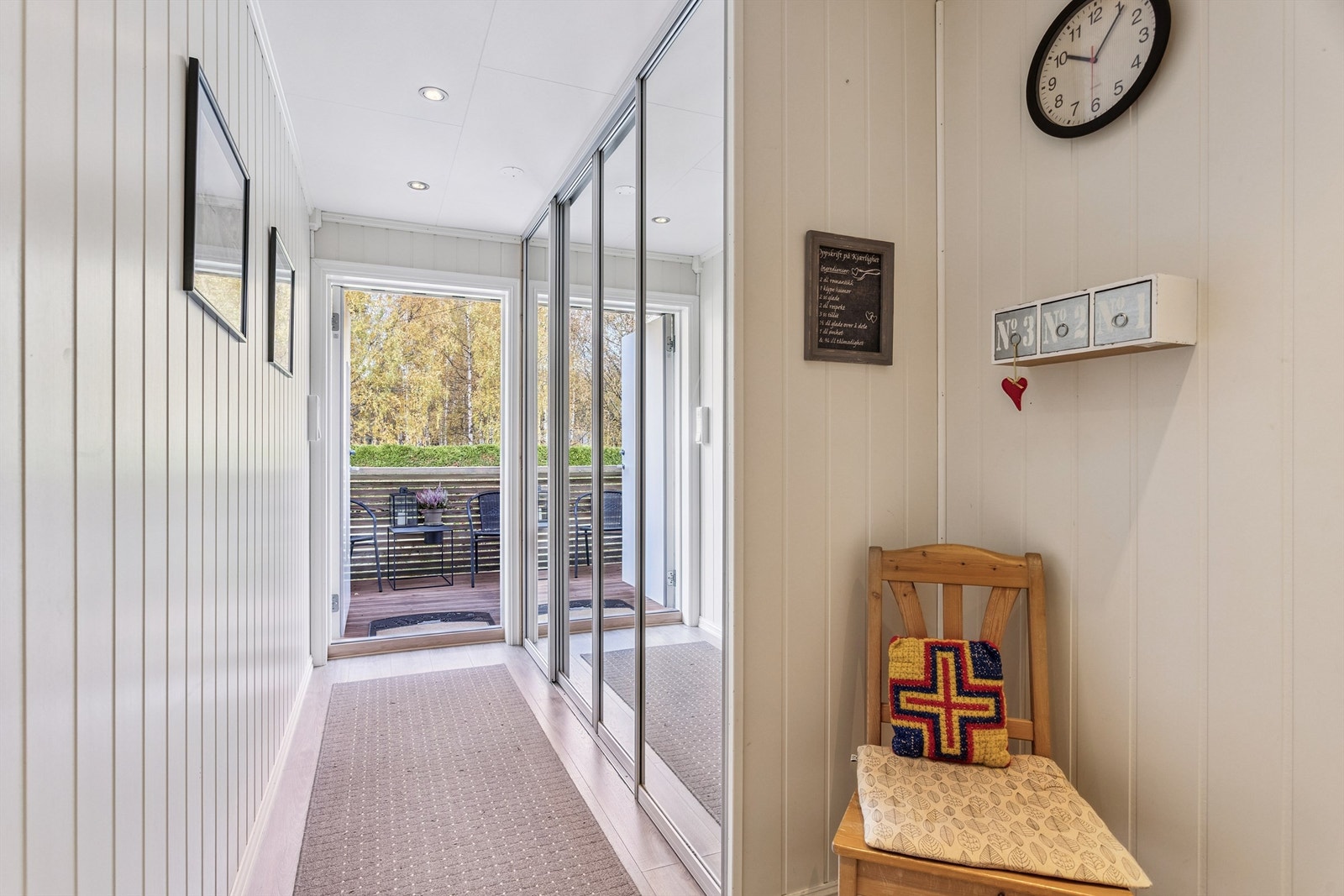 Velkommen inn i en lys entré med god plass til oppbevaring i en stor skyvedørsgarderobe. Galleribilde