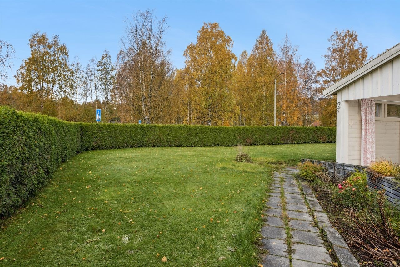 Eiendommen ligger i et rolig strøk med lite trafikk, ideelt for barnefamilier. Galleribilde