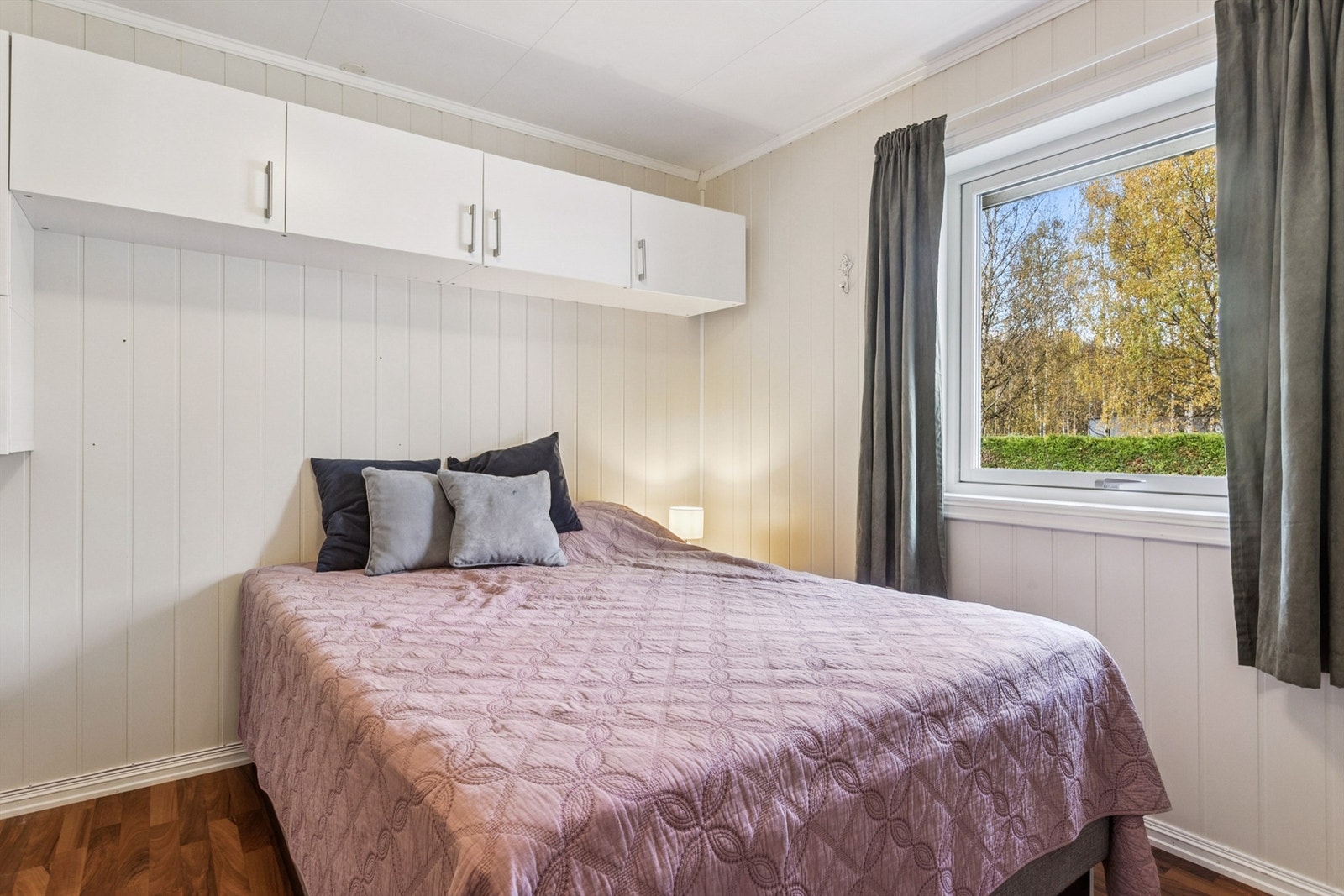 Hovedetasjen har tre soverom. Her vist med praktisk, overbygd skapplass. Galleribilde