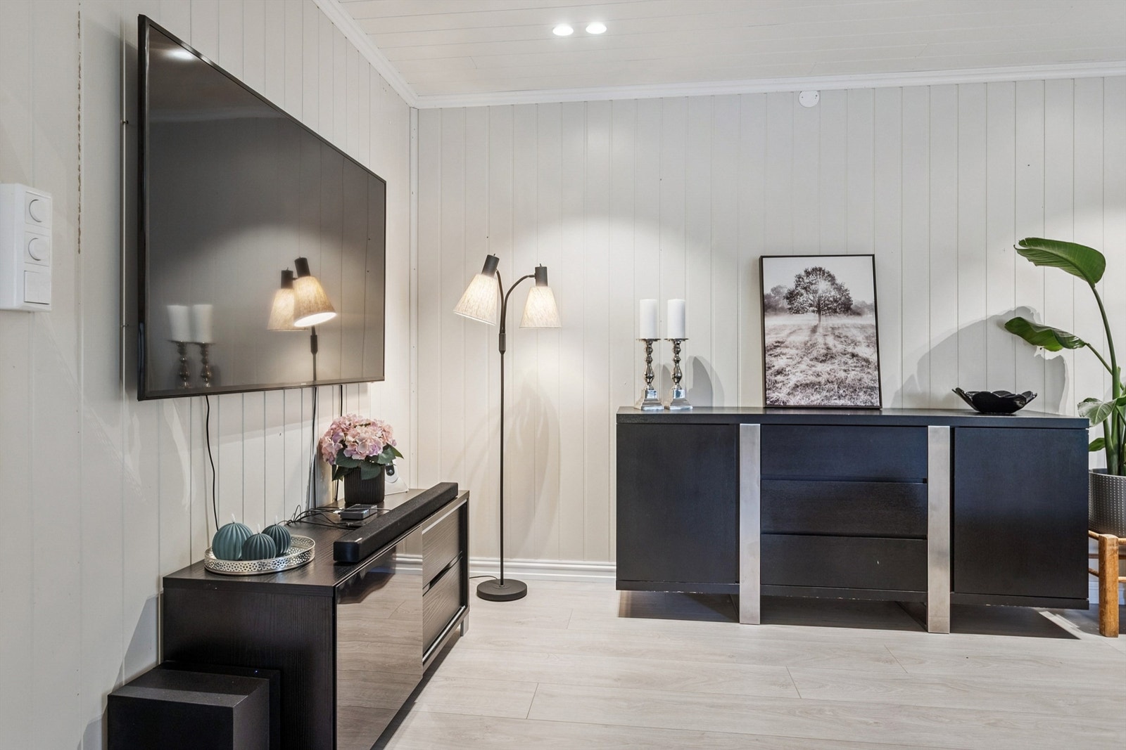 Rommet har flere møbleringssoner og er klargjort for en egen TV-krok. Galleribilde