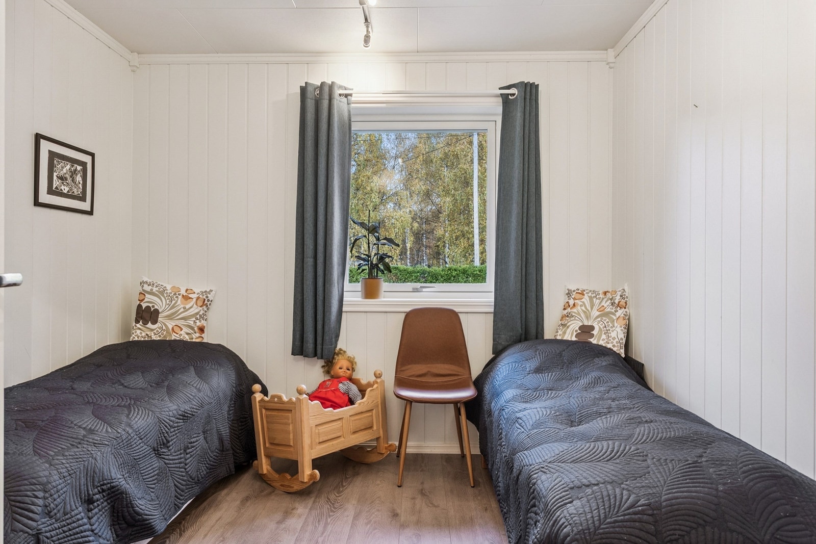 Et av soverommene, med god plass til seng og oppbevaringsmøbler. Galleribilde