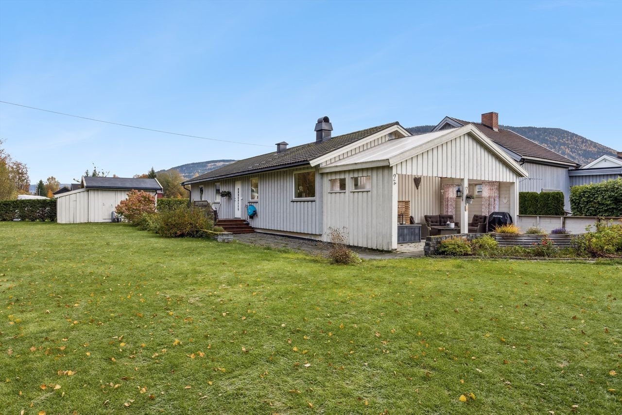 Enebolig fra 1983 med stor hage og en frittstående bod på 13 m². Galleribilde