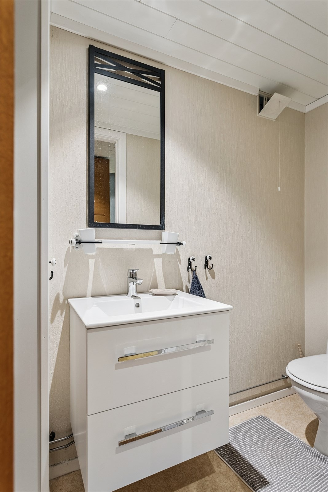 I kjelleren finnes et praktisk toalettrom med servant og gulvmontert toalett. Galleribilde