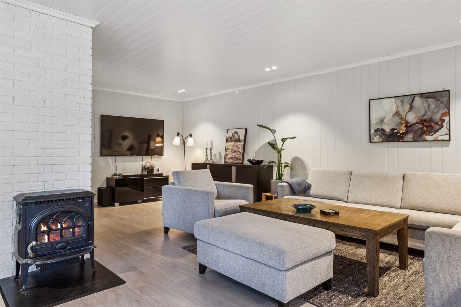 Peisovnen gir behagelig varme, supplert av en effektiv luft-til-luft varmepumpe fra 2023. Galleribilde