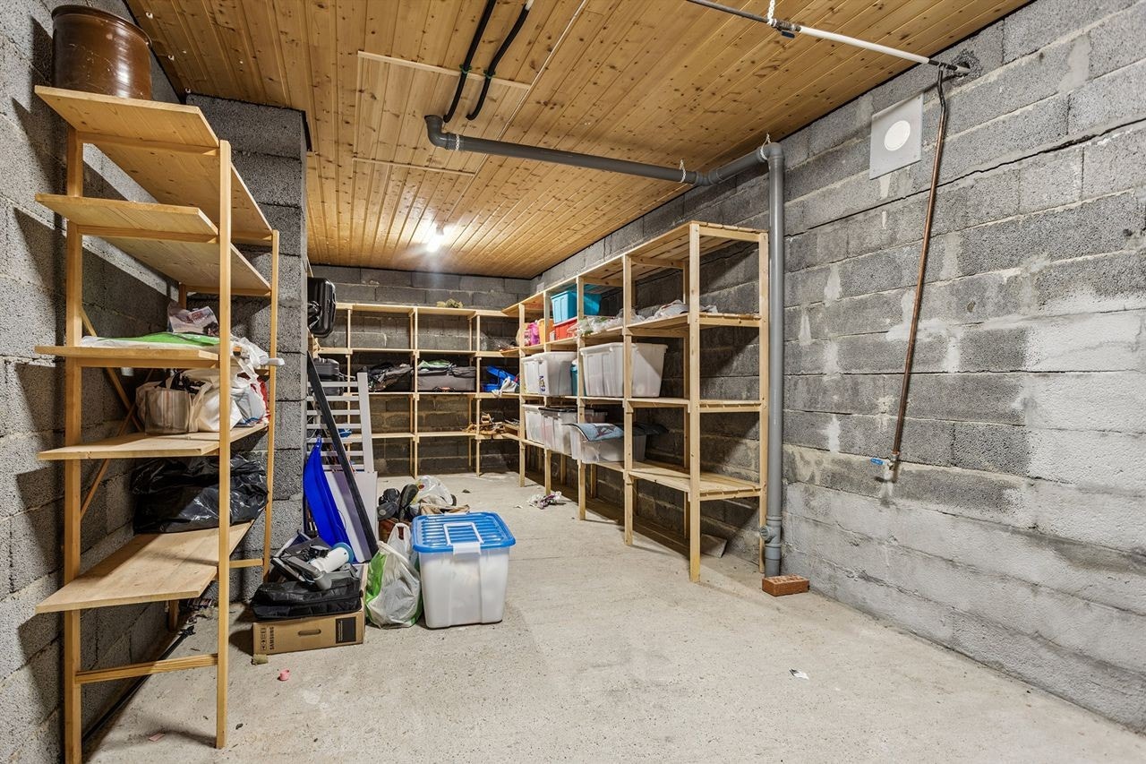 Kjelleren byr på svært gode lagringsmuligheter med flere store boder. Galleribilde