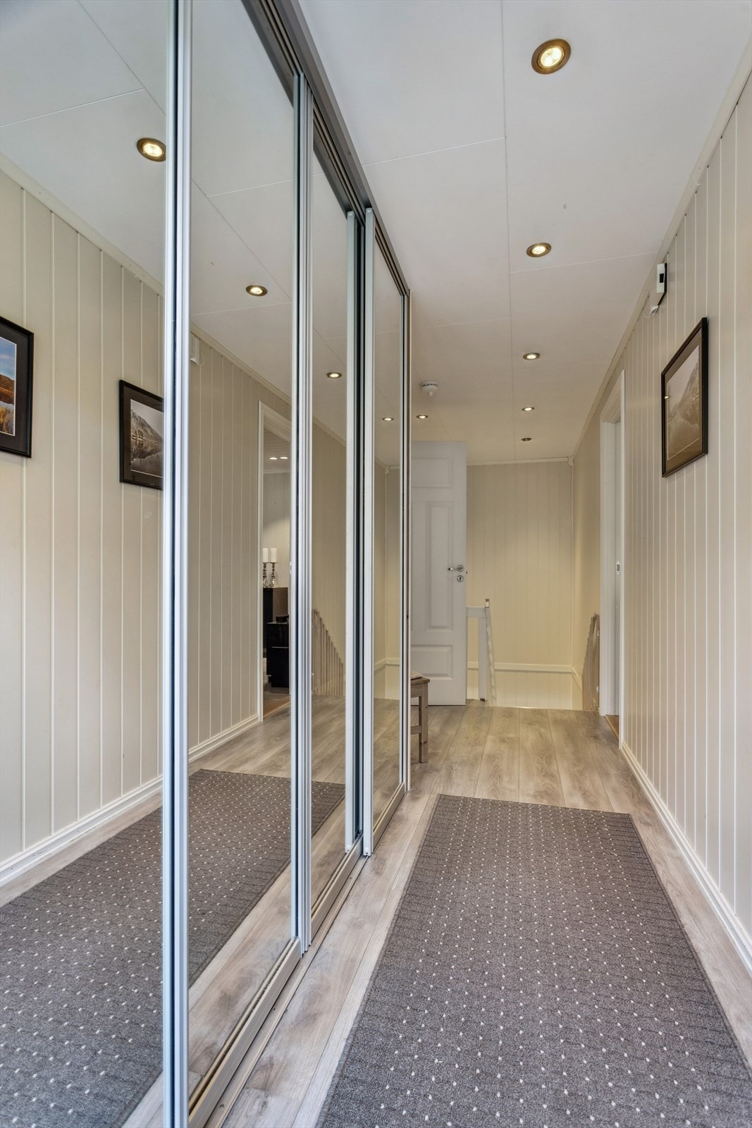 Garderoben med speilfronter gir en god romfølelse og praktisk oppbevaring for yttertøy. Galleribilde