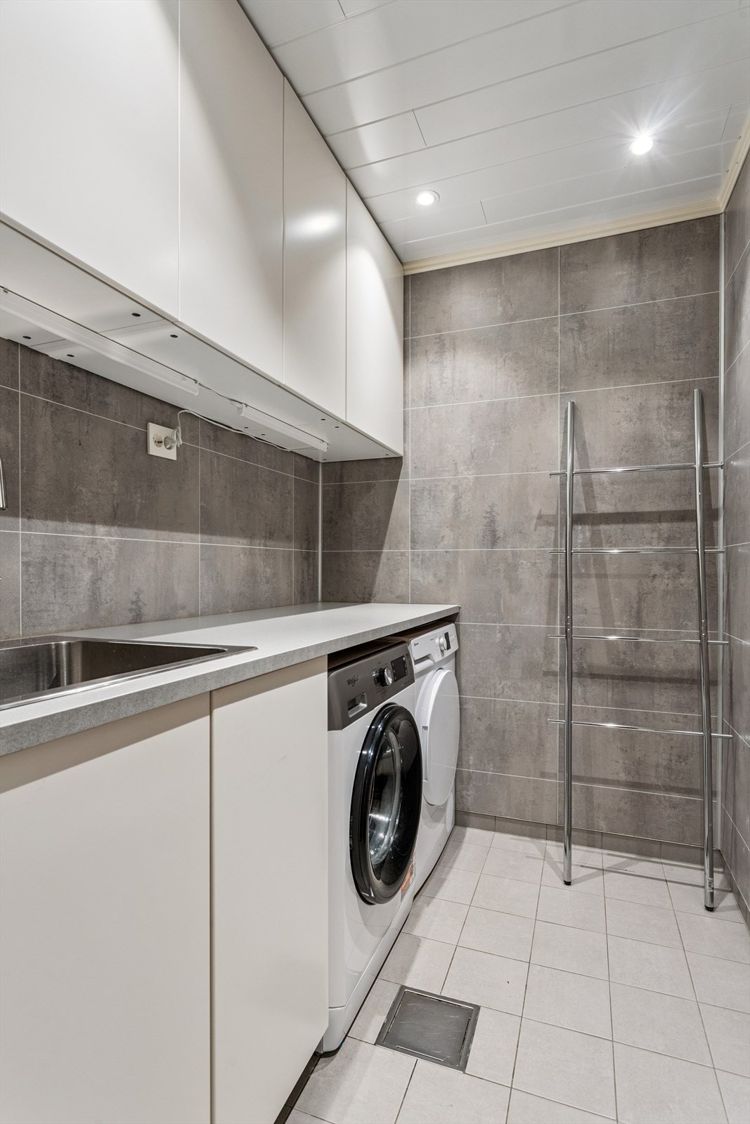 Praktisk vaskerom, også renovert i 2017, med opplegg for vaskemaskin og god skapplass. Galleribilde