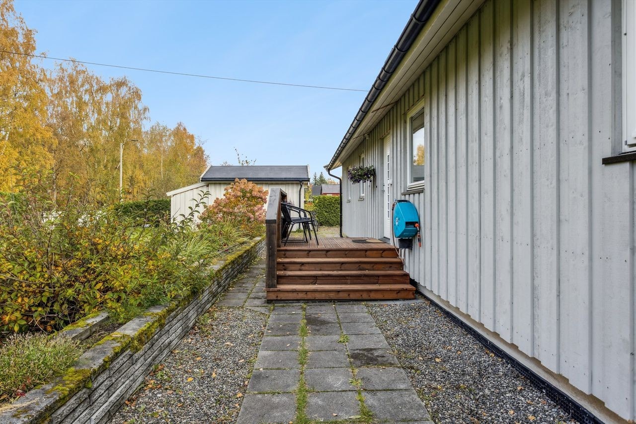 Fra hagen er det en egen inngang via en liten tretrapp. Galleribilde