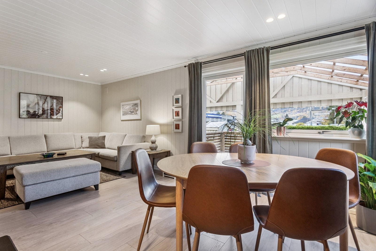 Den åpne løsningen mellom stue og spisestue skaper en sosial og luftig atmosfære. Galleribilde