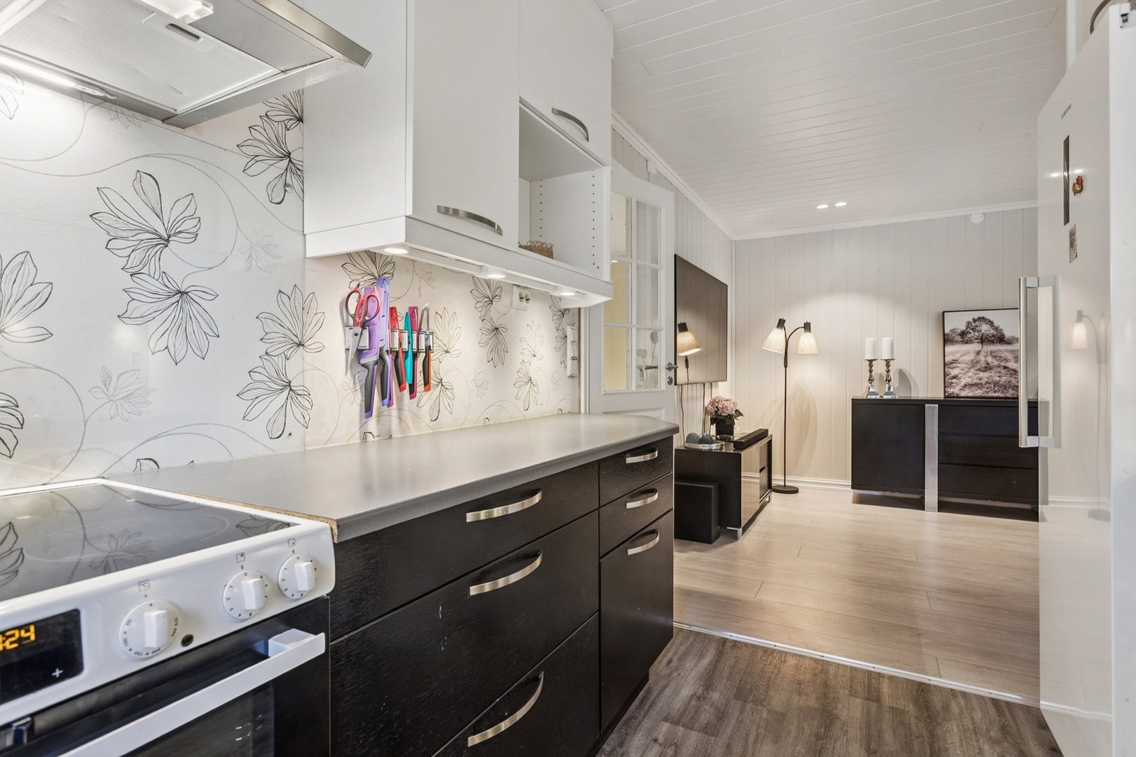 Kjøkkeninnredningen er praktisk utformet med plass til frittstående hvitevarer. Galleribilde