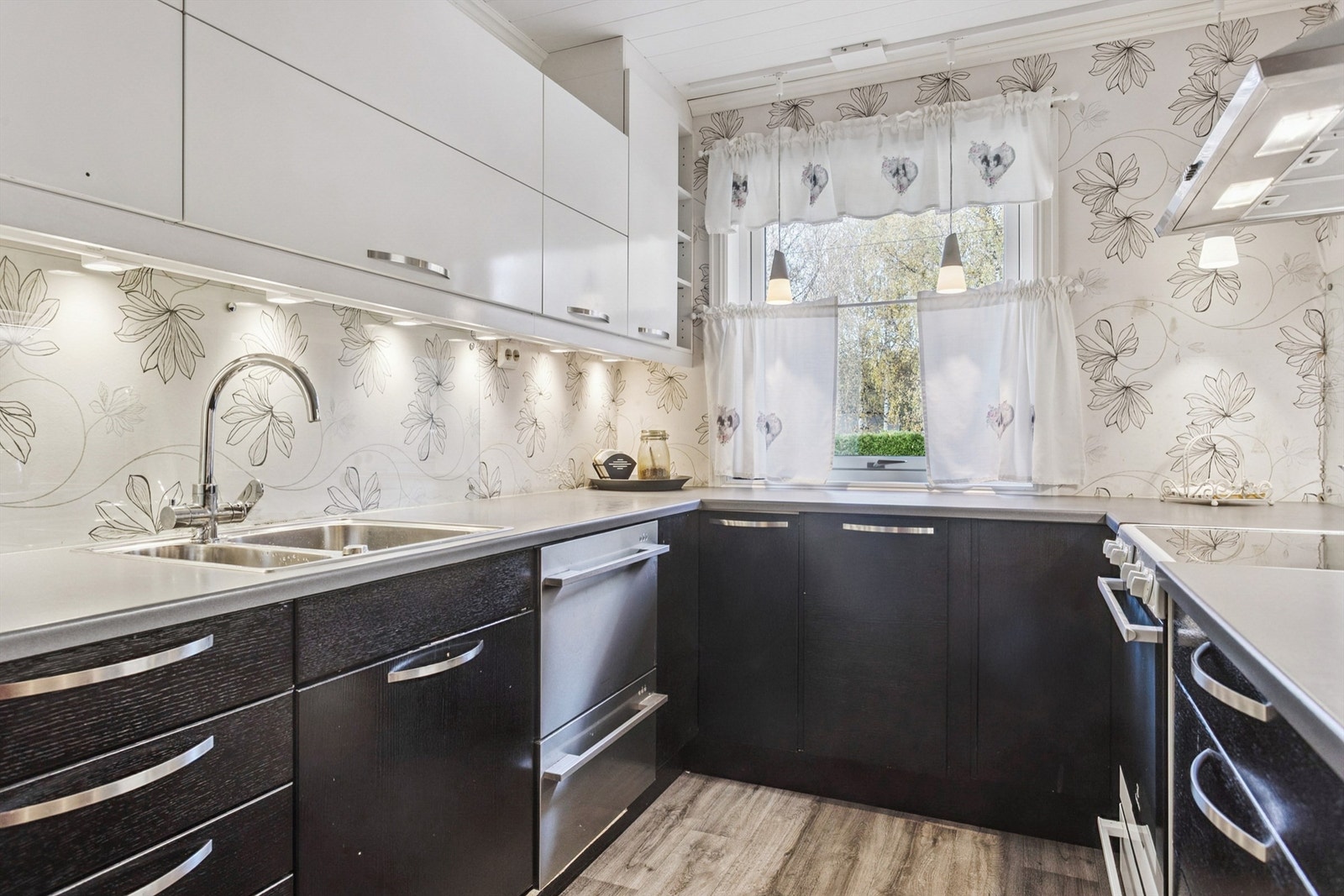 Kjøkkenet har godt med benke- og skapplass, med laminert benkeplate og glatte fronter. Galleribilde