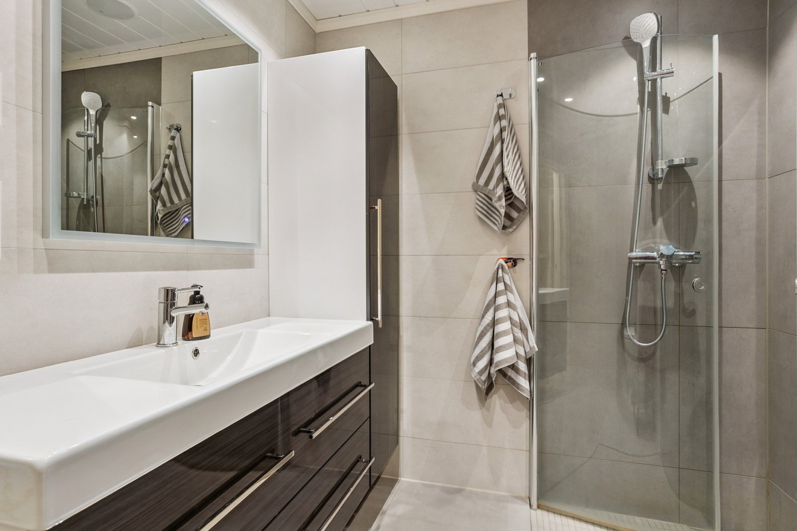 Badet i første etasje ble renovert i 2017 og har flislagte overflater og varme i gulvet. Galleribilde