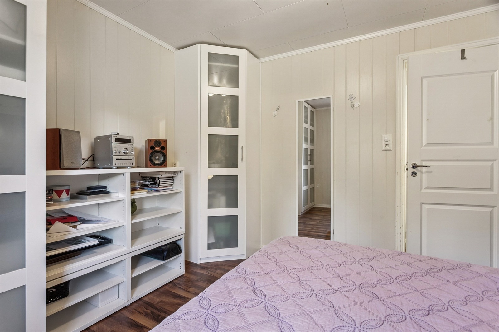 Soverommene har en nøytral og rolig fargepalett. Galleribilde