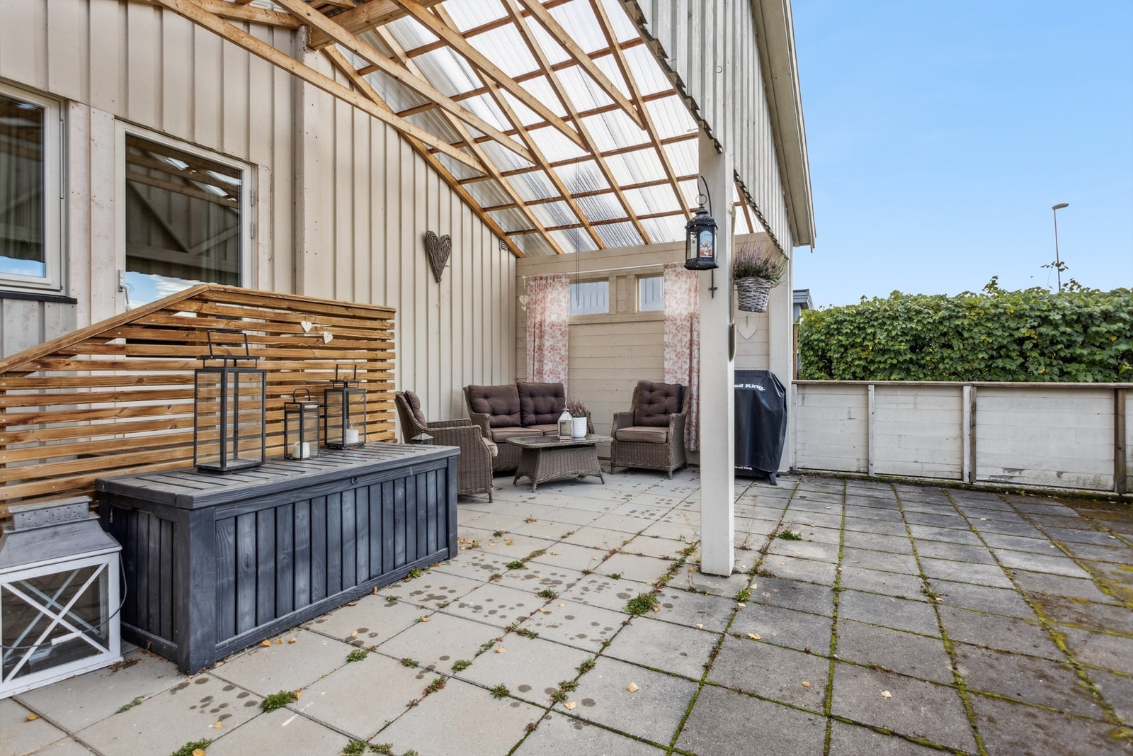 Den overbygde uteplassen gir en lun og skjermet sone for utendørs hygge. Galleribilde