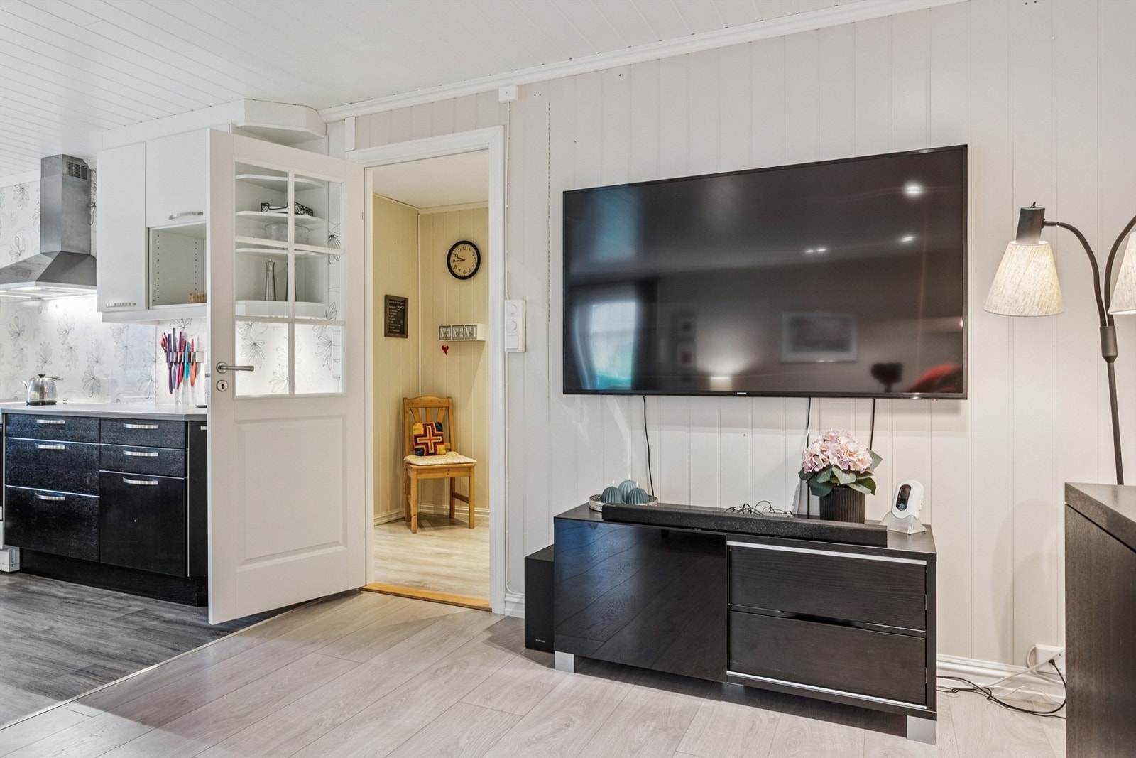 Fra stuen er det en sømløs overgang til kjøkkenet, som understreker den åpne planløsningen. Galleribilde