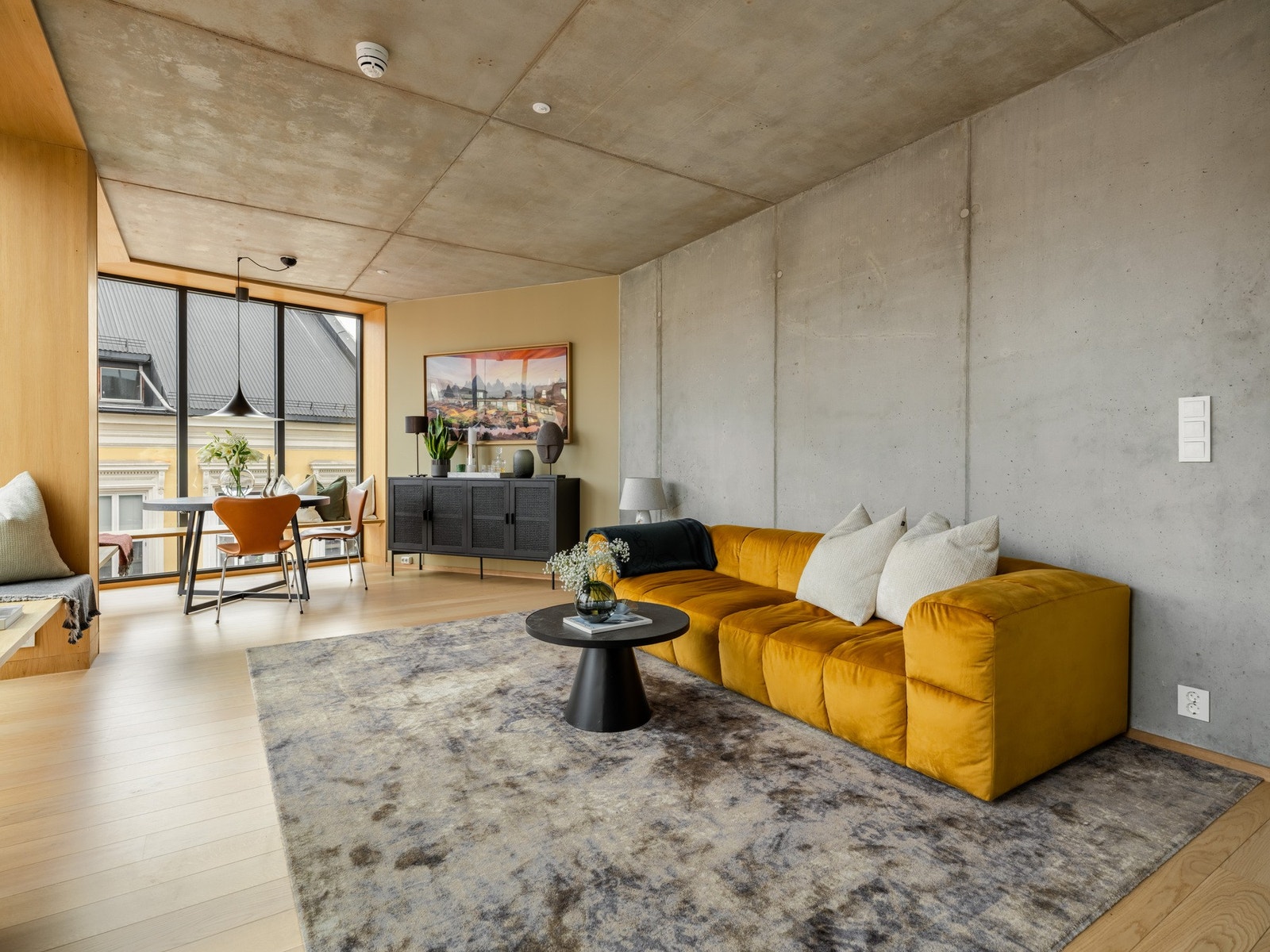 Den deilige kombinasjonen av betong, eik og generøs takhøyde gir en unik romfølelse. Galleribilde