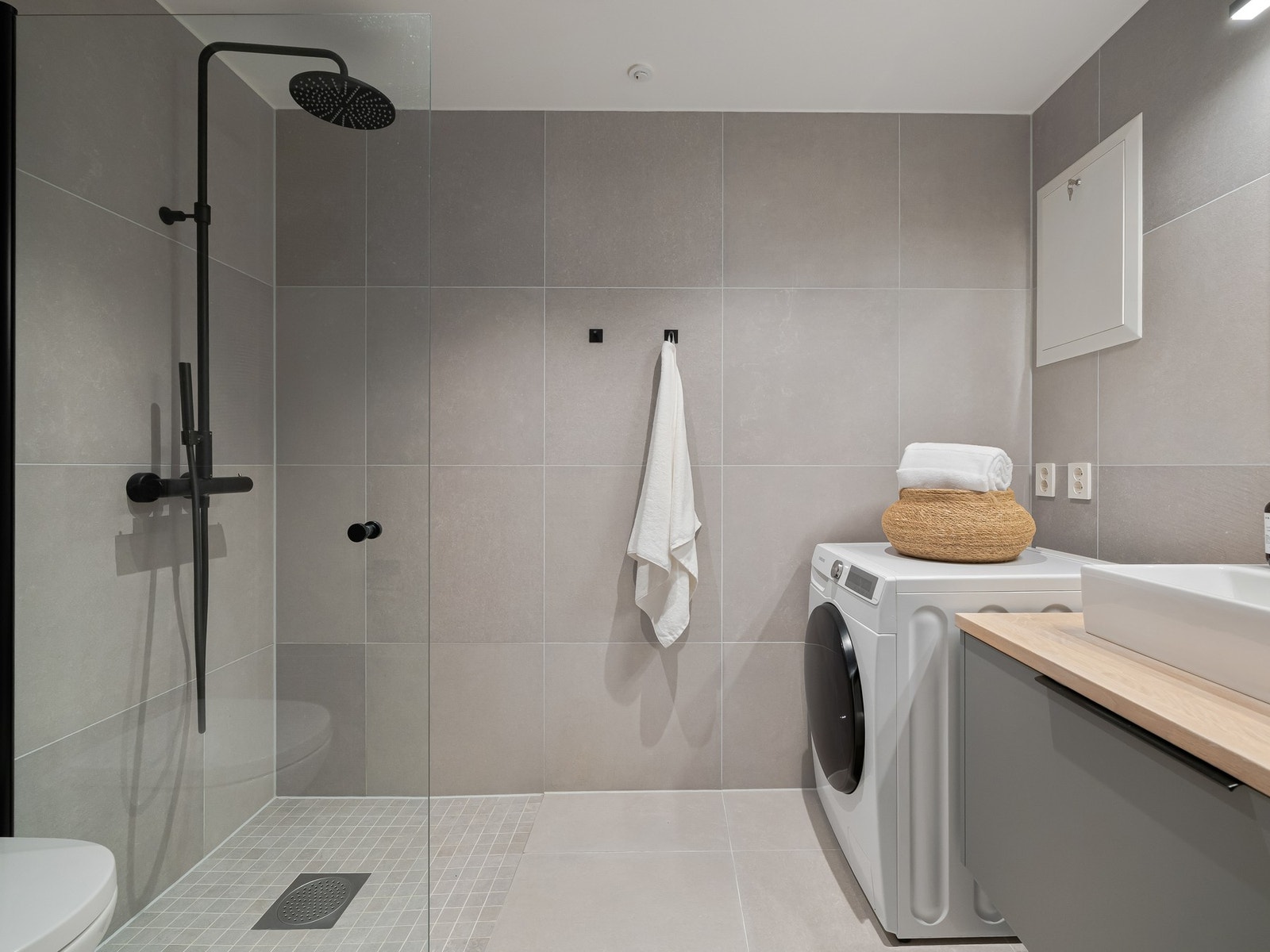 Det er lun varme i gulvene og downlights i tak for god belysning. Galleribilde